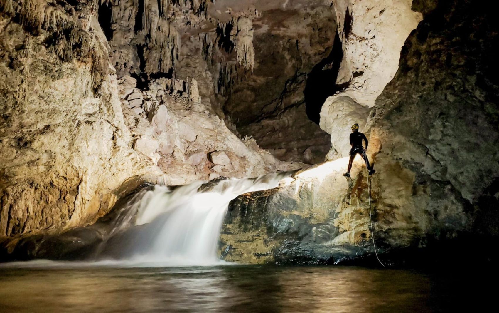 Everest das cavernas: conheça complexo de 16 cachoeiras dentro de caverna, em Goiás