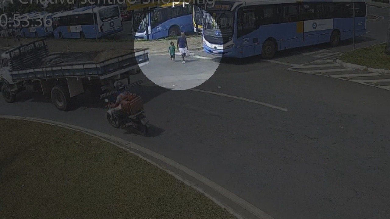 Avô e neto ficam feridos após serem atropelados por ônibus em Senador Canedo; imagem forte