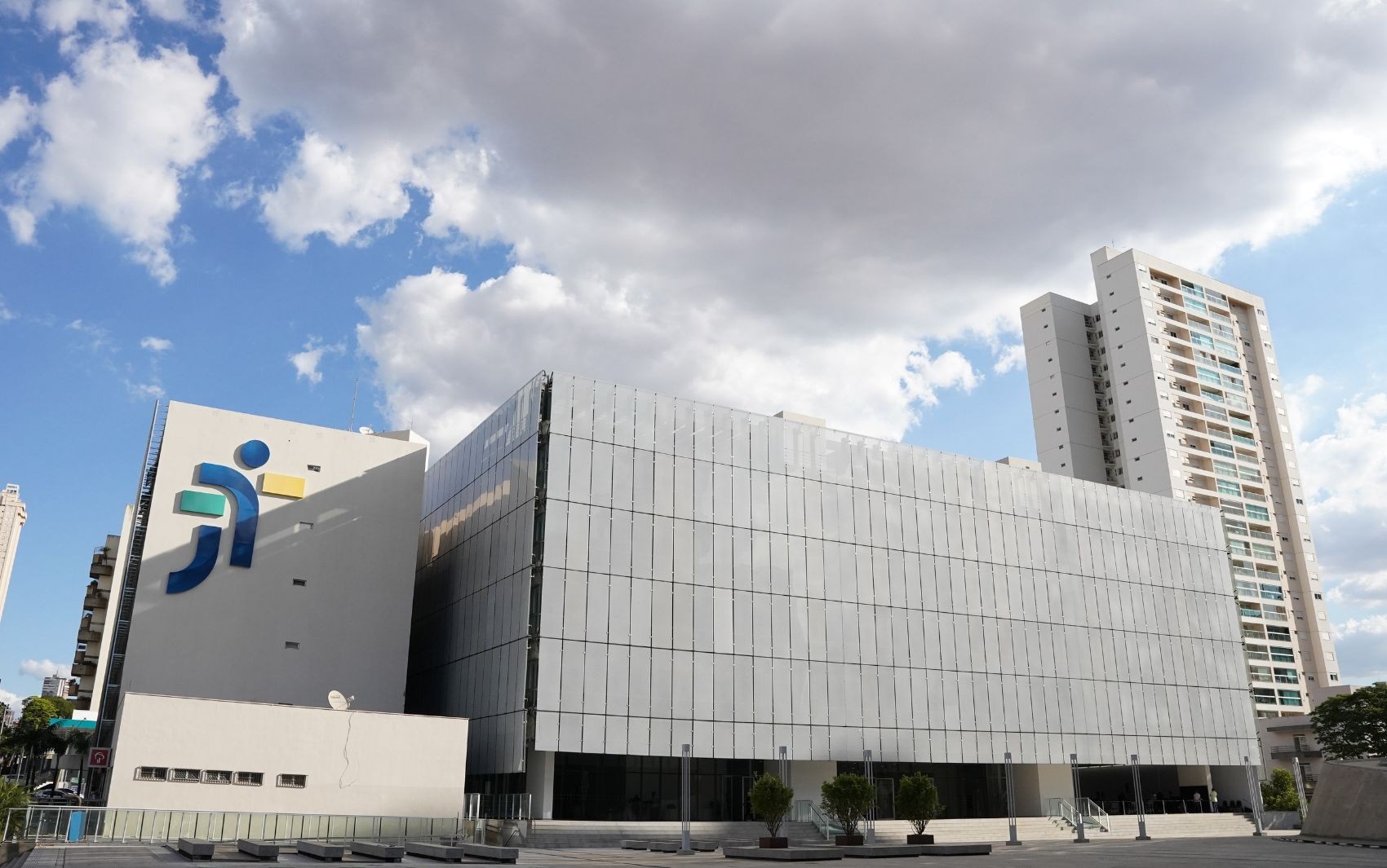 Funcionária indenizada por ter sido chamada de 'véia' no trabalho ficou deprimida e chorou na empresa