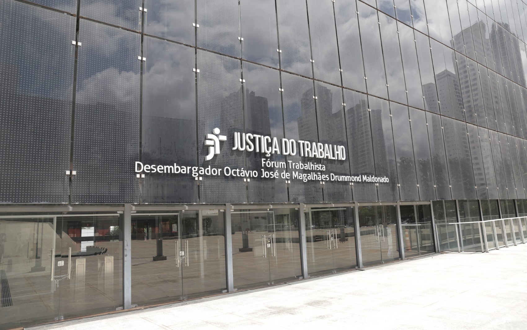 Funcionária chamada de 'véia' por colega é indenizada por sofrer assédio moral