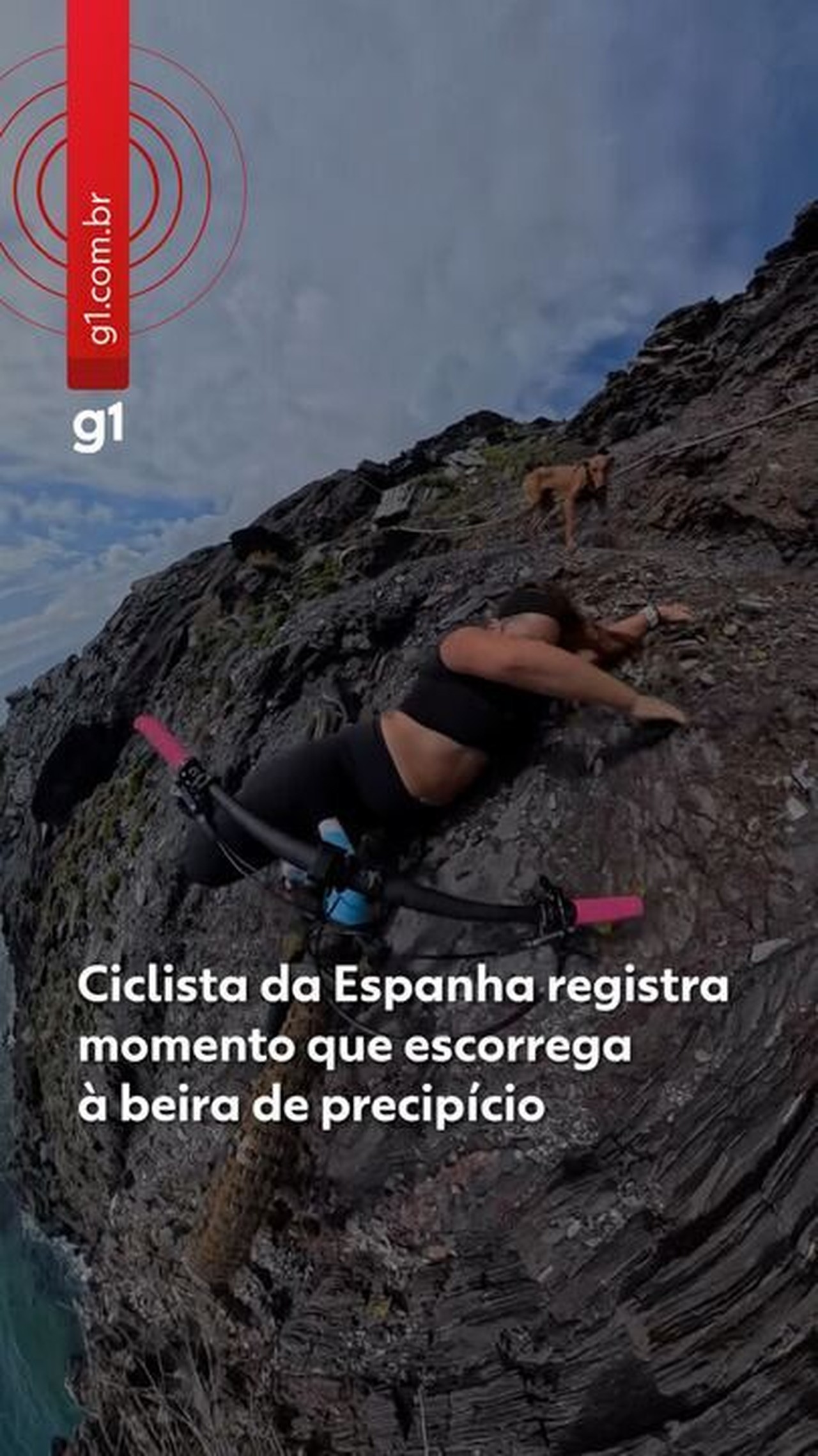 Ciclista registra momento que escorrega à beira de precipício e se salva por pouco; VÍDEO