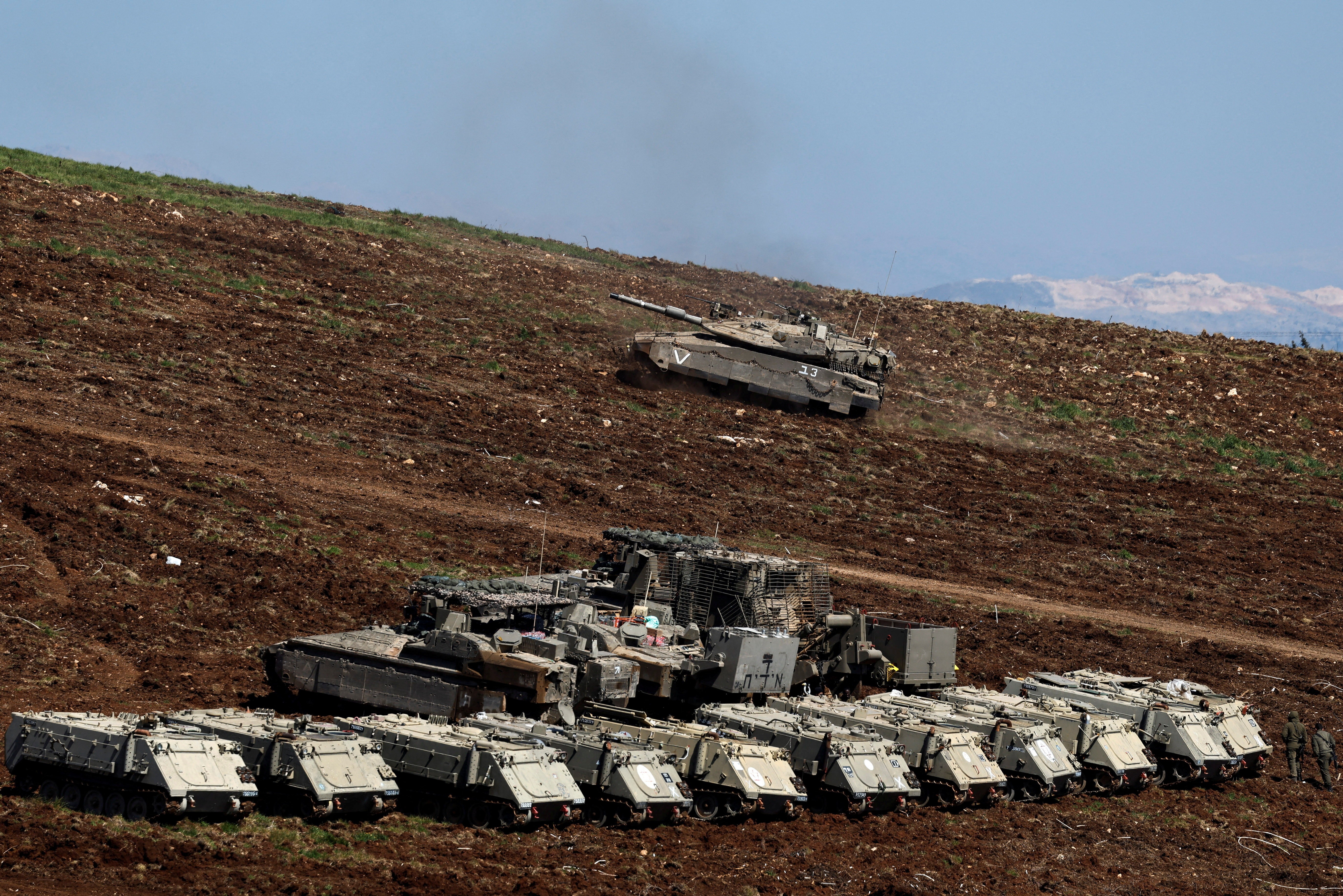 Israel anuncia 'operações terrestres limitadas' no Líbano contra o Hezbollah; VÍDEO