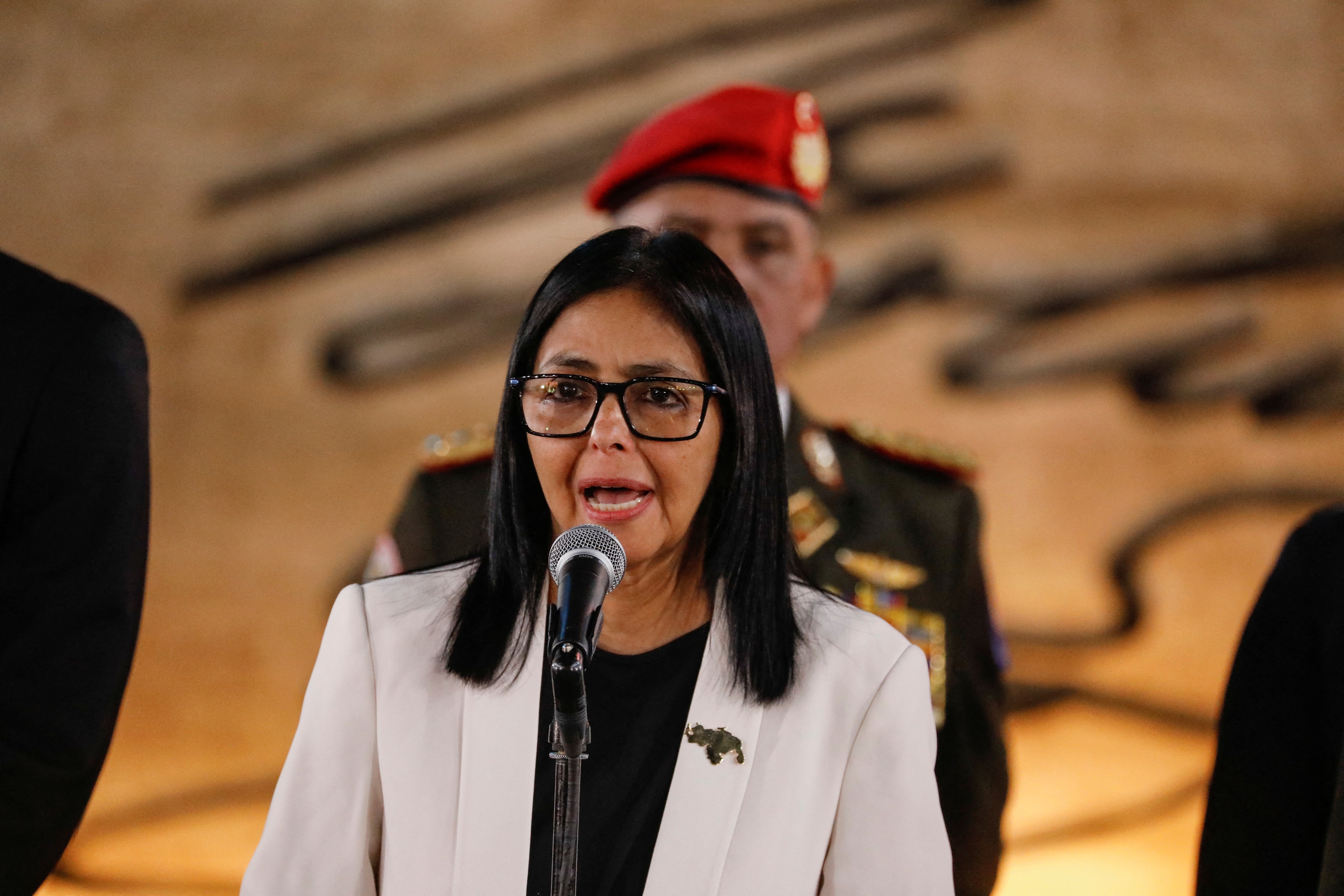 Após trocar ministro da Defesa, presidente interina da Venezuela muda alto comando militar