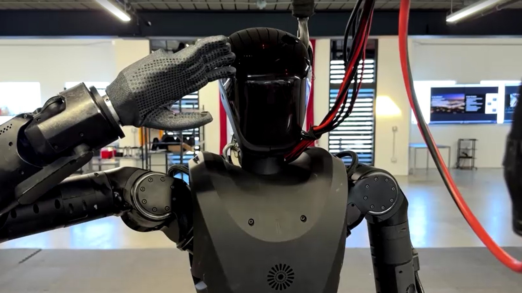 Como funciona o robô humanoide projetado para identificar alvos e usar armas em guerras
