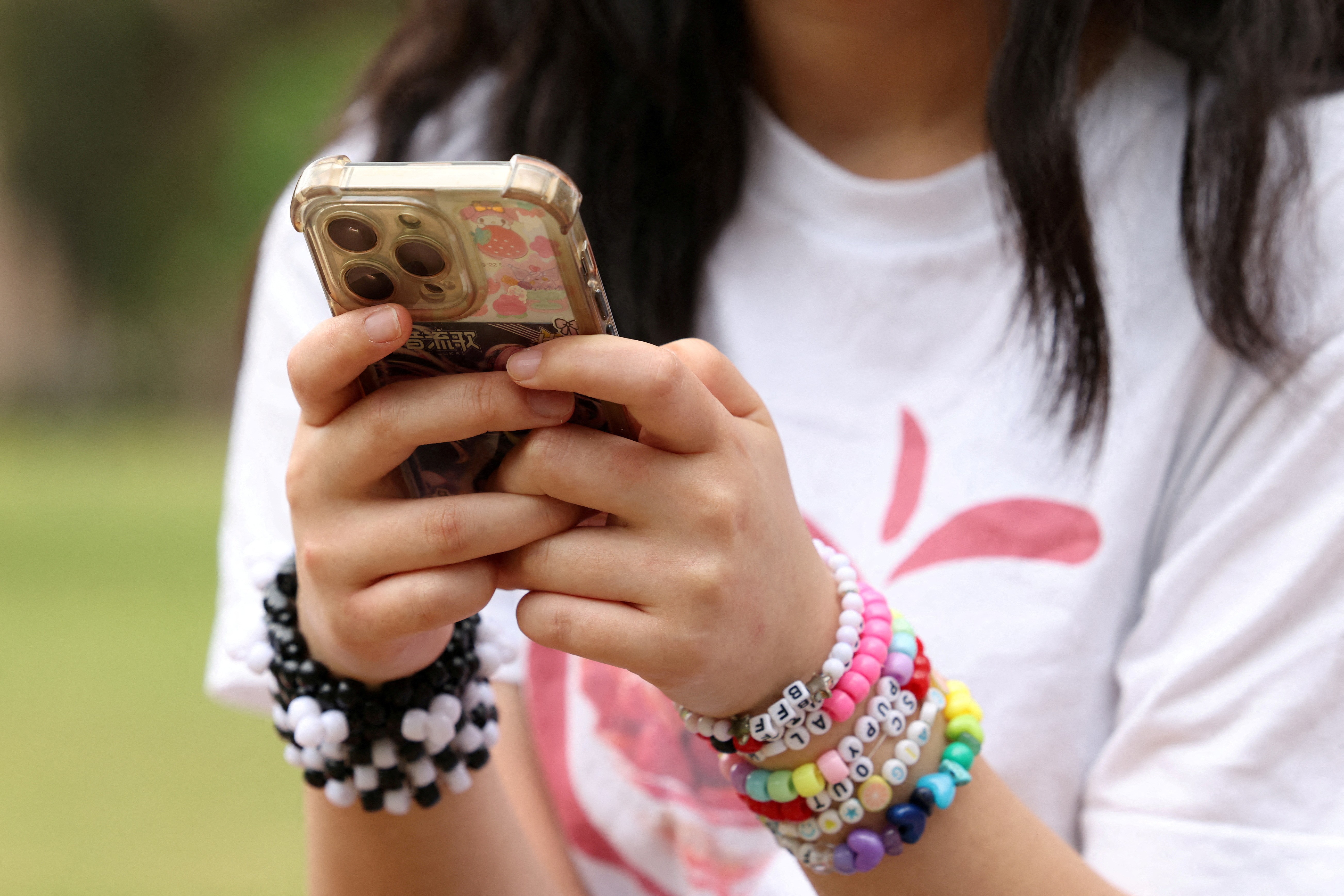 Excesso de redes sociais torna jovens infelizes, diz estudo
