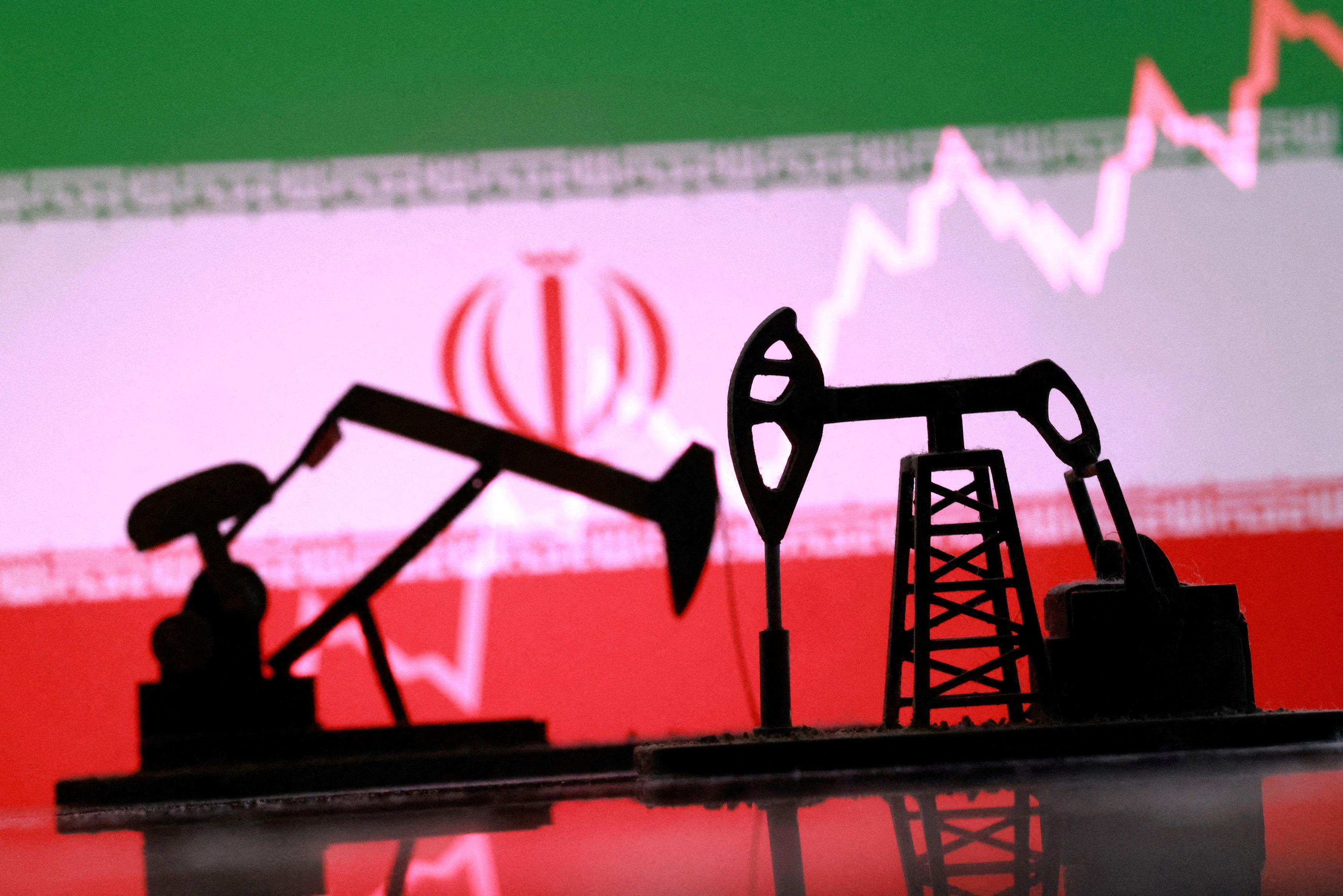 Governo Trump suspende sanções contra petróleo iraniano para tentar conter preços