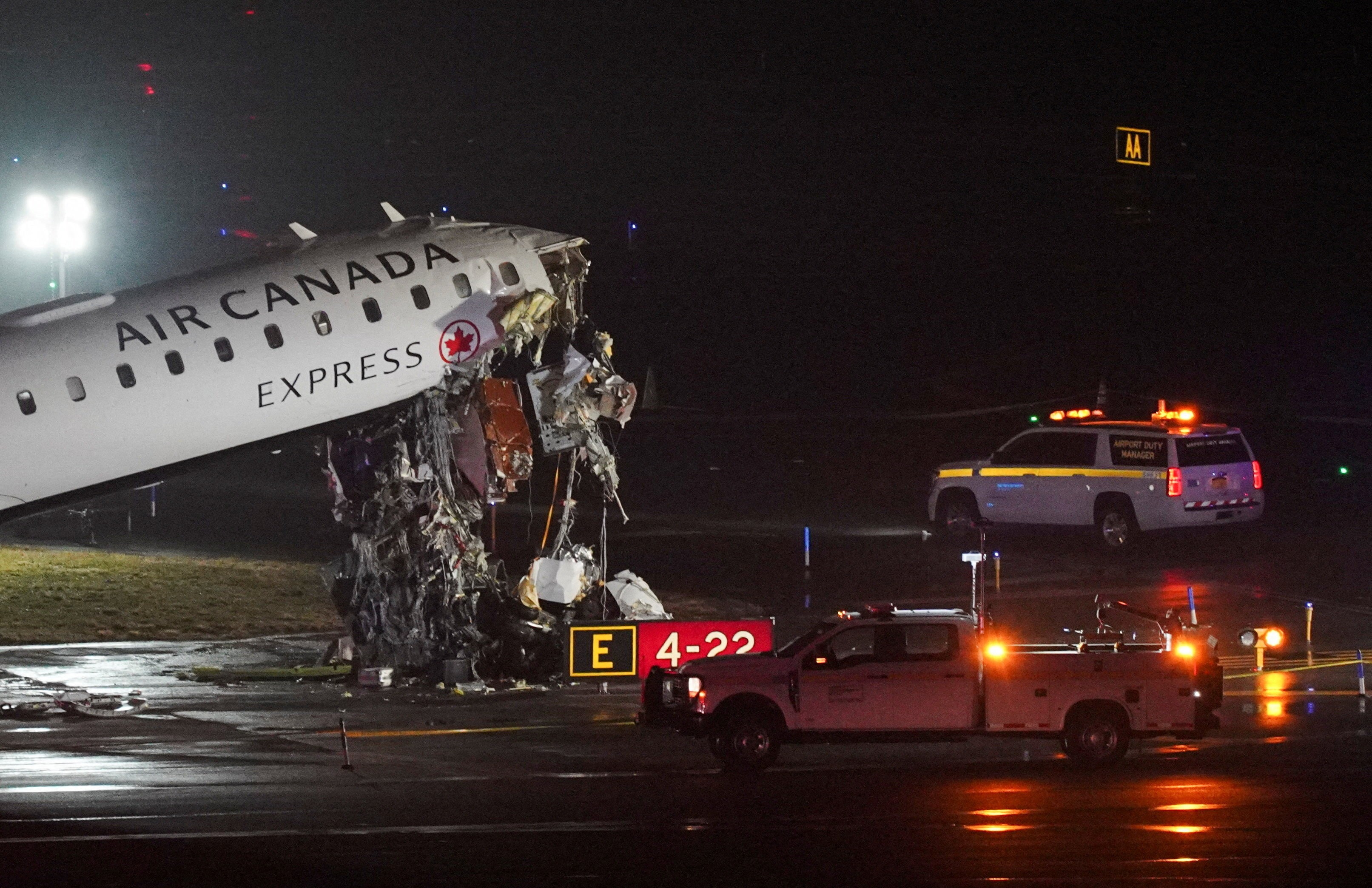 Pilotos morrem após avião colidir com veículo em aeroporto de Nova York