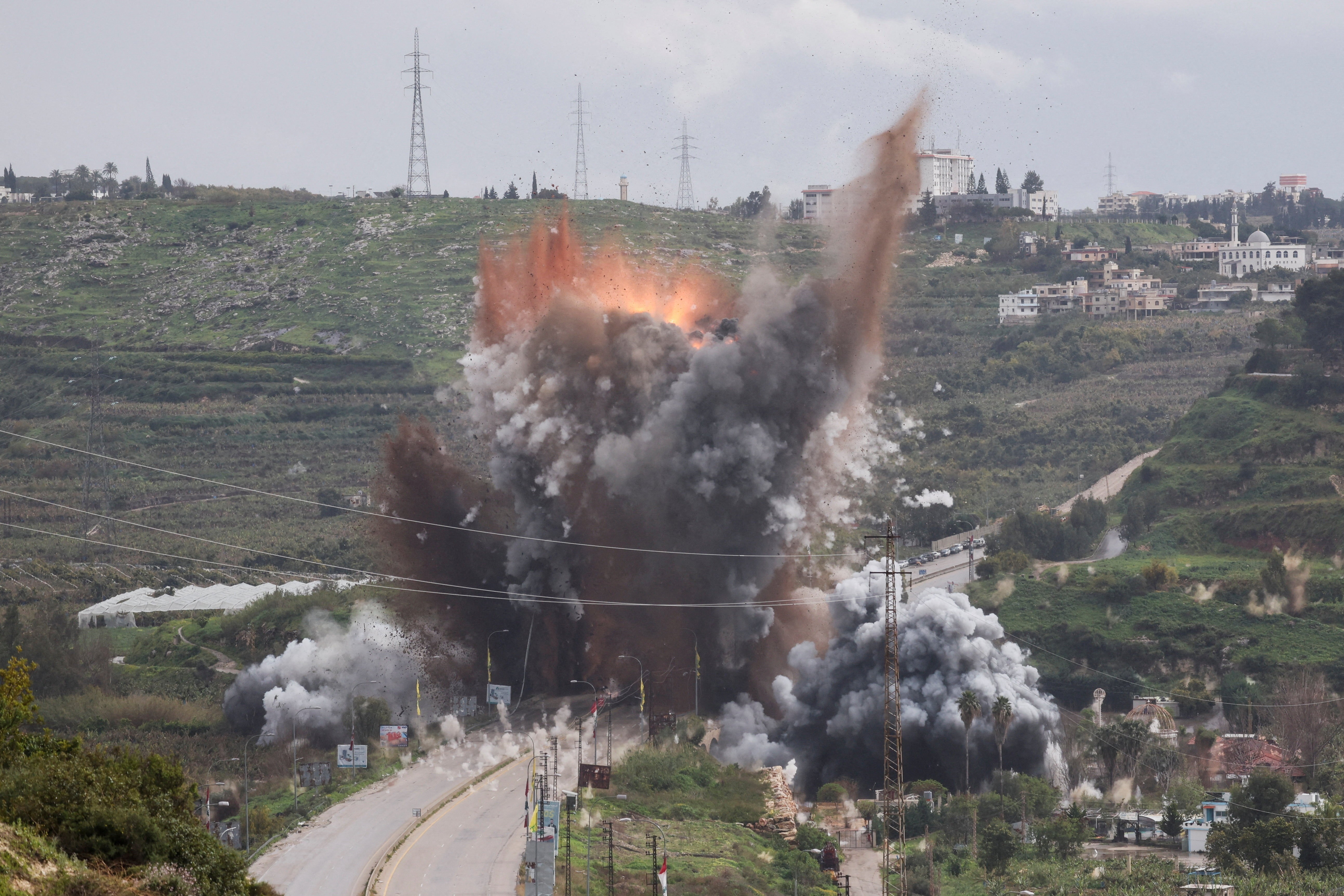 Israel ataca ponte estratégica no sul do Líbano; veja VÍDEO