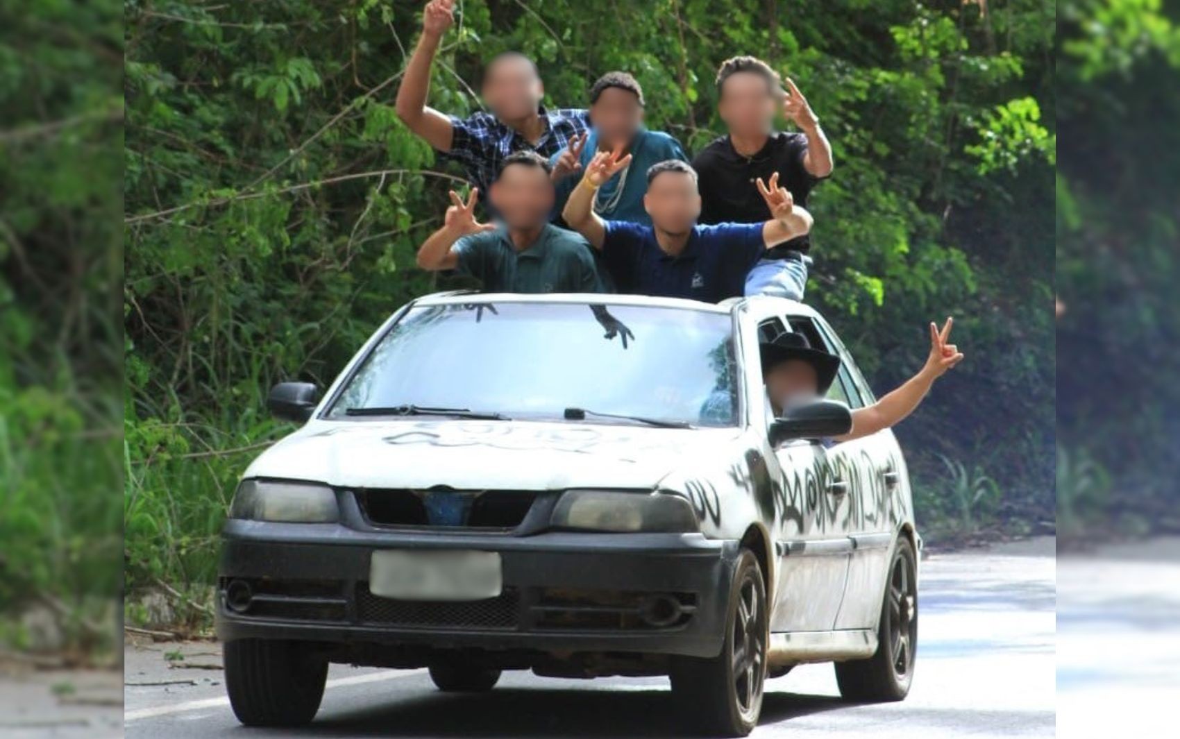 Carro 'terror das viaturas' com teto solar improvisado e usado para manobras perigosas é apreendido; vídeo