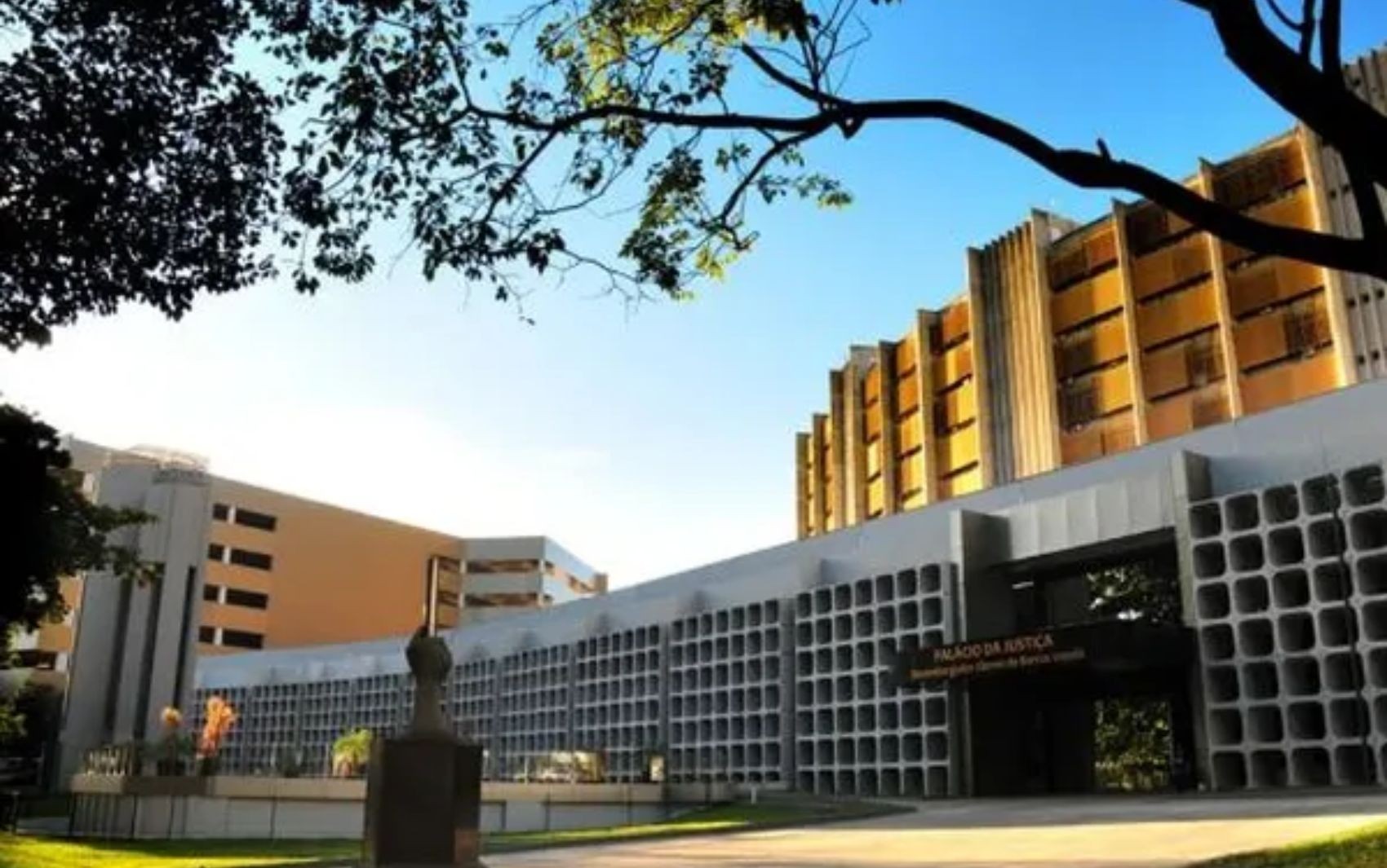Gêmea foi presa por engano no lugar da irmã após erro de uma letra no nome