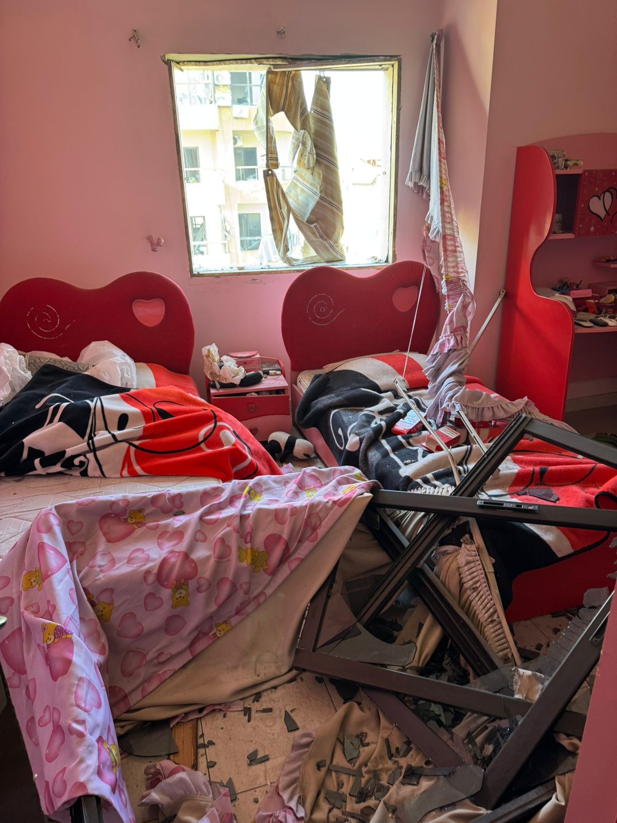 Sob bombas, brasileiros deixam casas às pressas e se abrigam em carros e escolas no Líbano