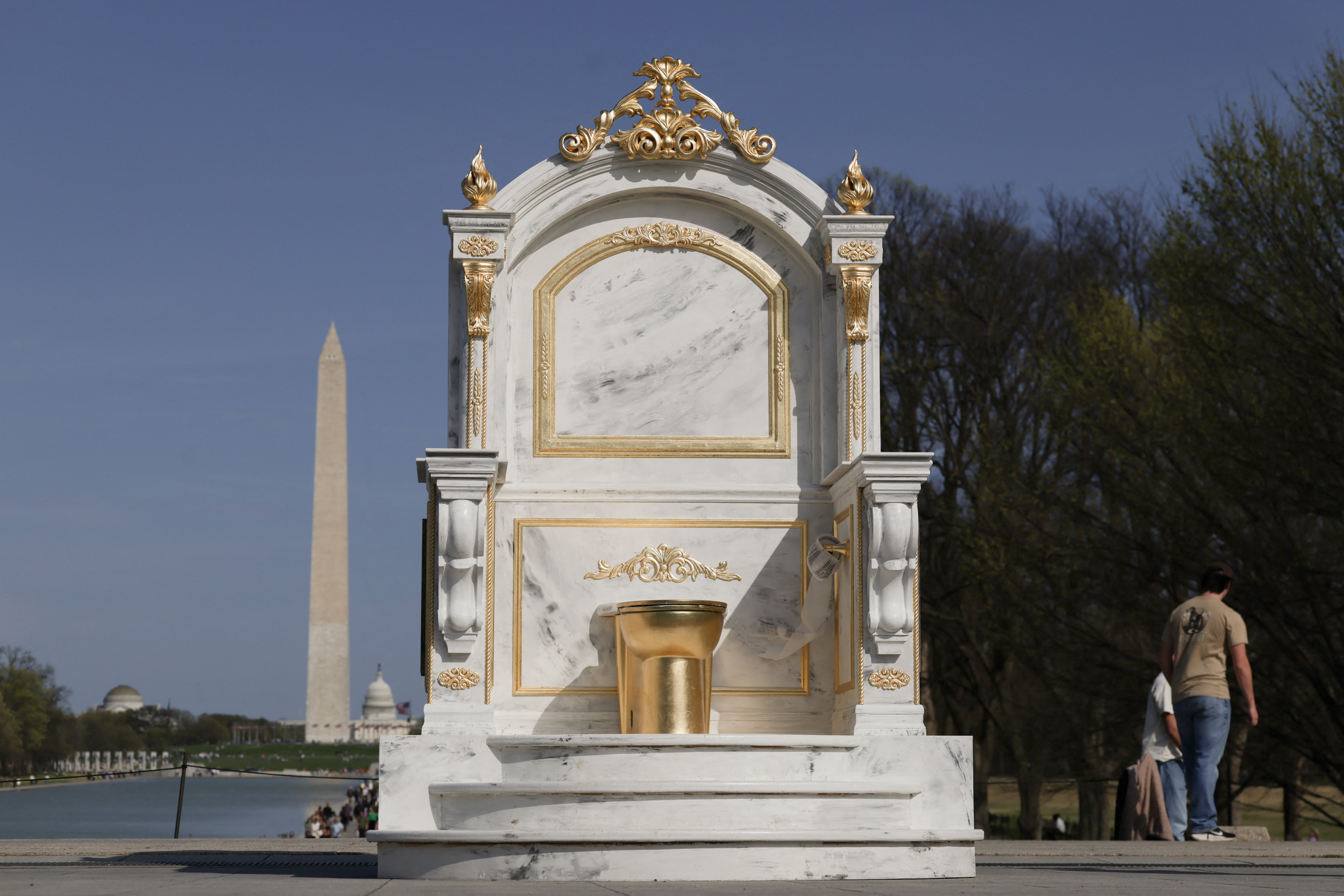 'Privada de ouro' em forma de trono vira símbolo contra Trump por reforma milionária na Casa Branca