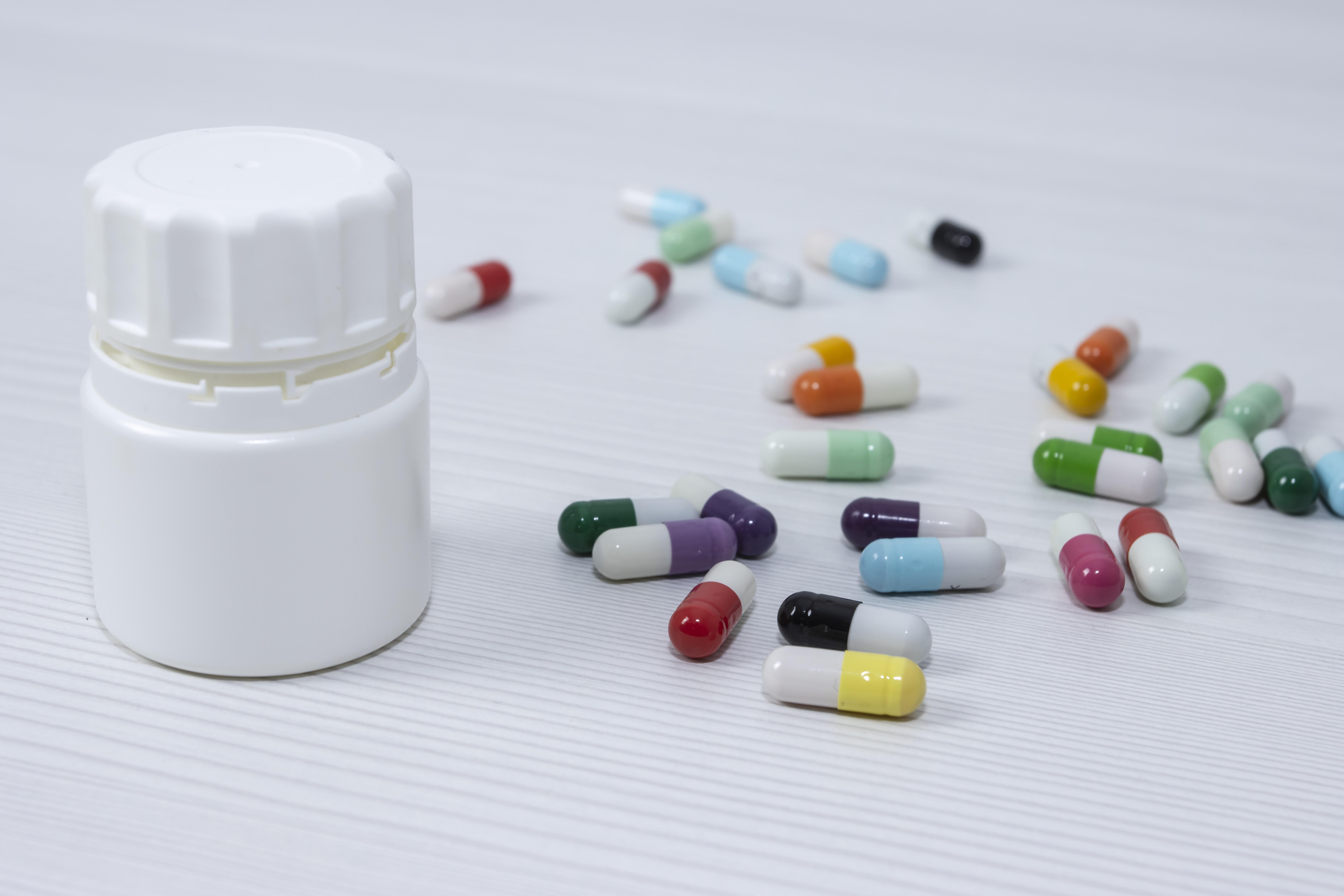 Como os antibióticos afetam o microbioma mesmo anos após seu uso