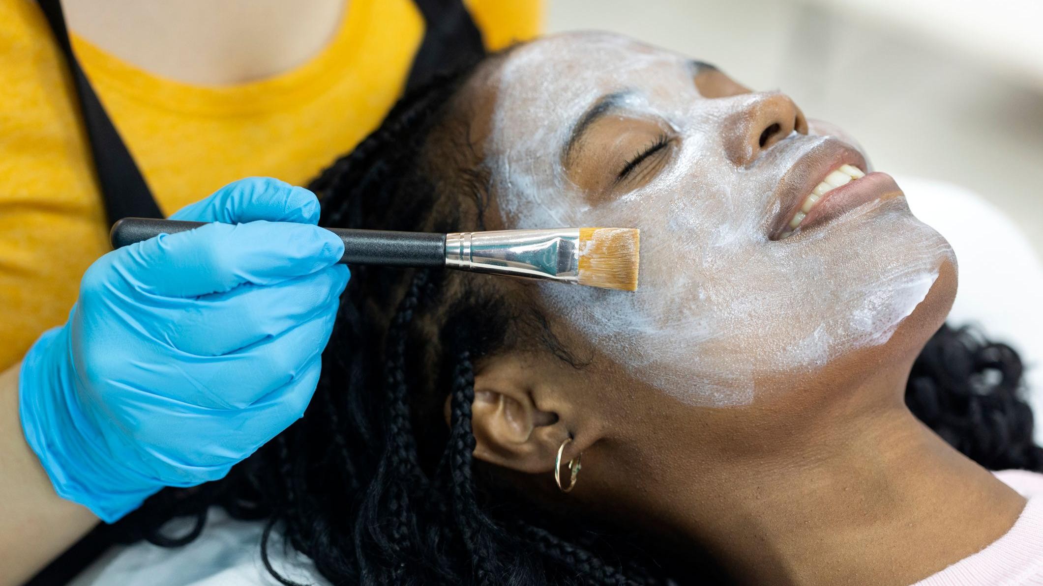 A ciência por trás das modas bizarras de tratamentos de pele, de sêmen de salmão a cocô de passarinho