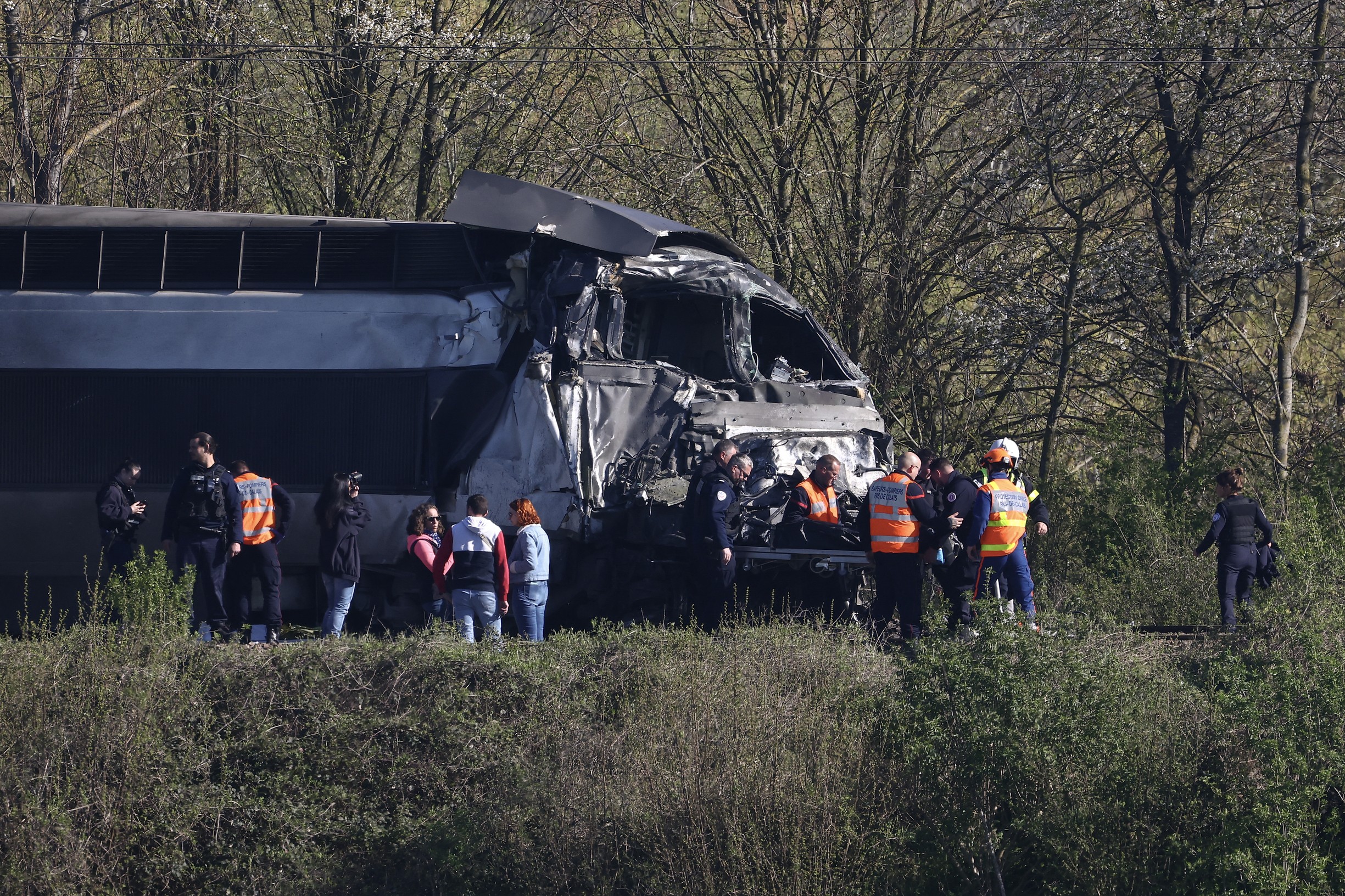 Colisão entre trem de alta velocidade e caminhão militar deixa morto e feridos na França