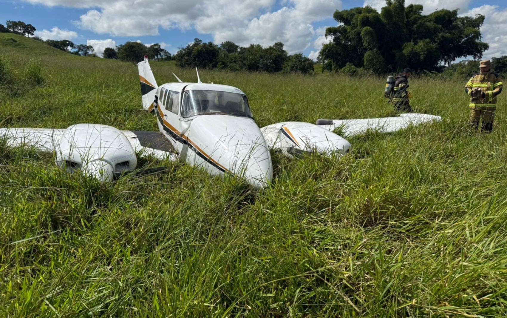 Gerente de fazenda que socorreu ocupantes de avião que fez pouso de emergência ouviu motor falhando: ‘Pensei que ia bater na rede de alta tensão’