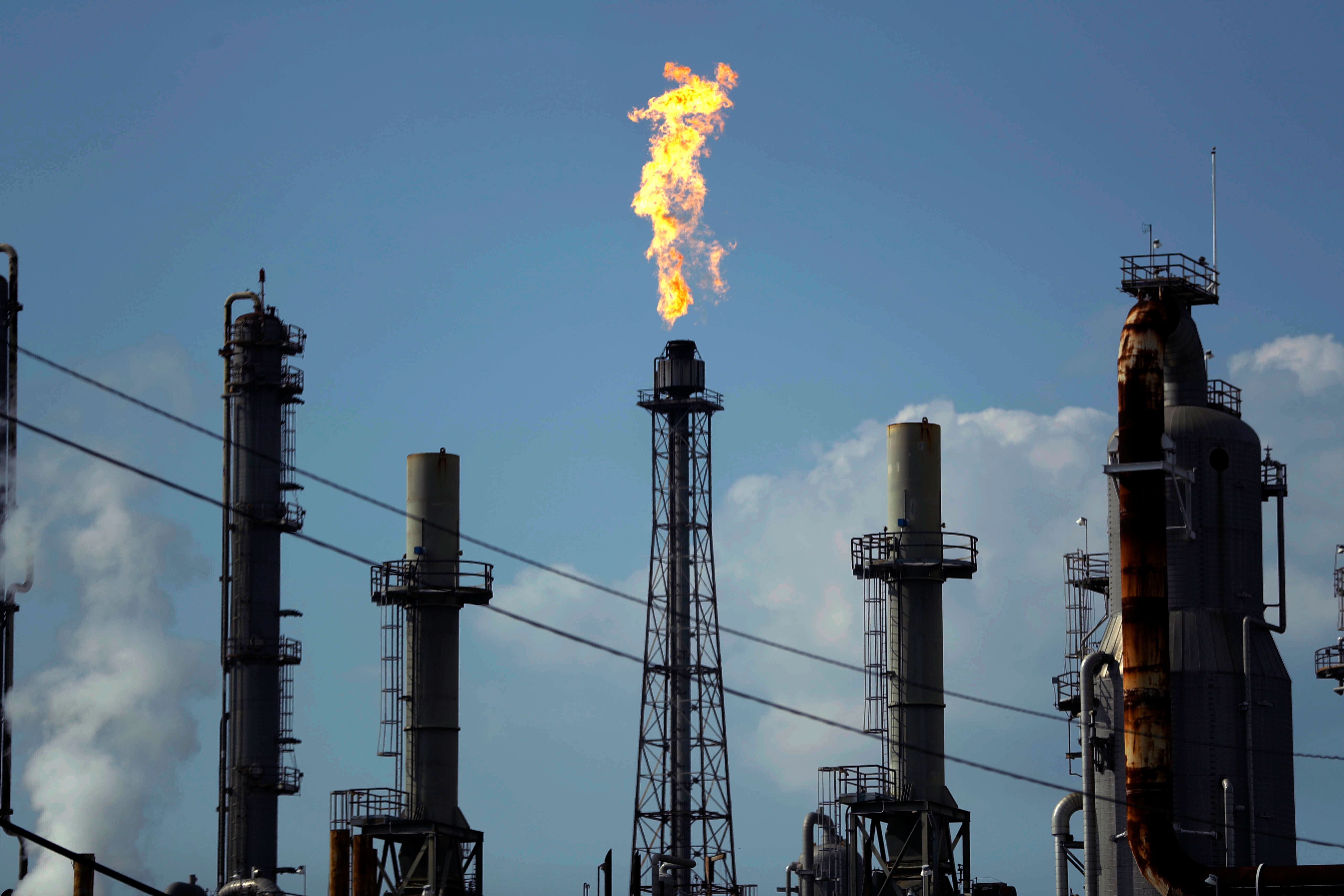 Petróleo sobe acima de US$ 100 após fracasso nas negociações e ameaça de Trump sobre Ormuz