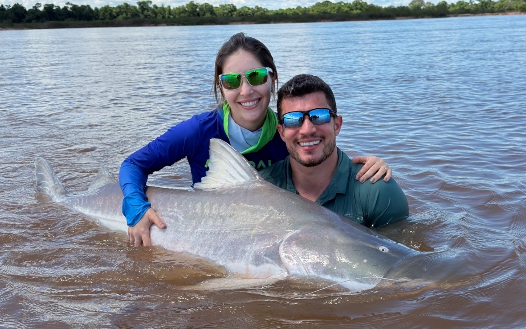 Turistas que pescaram pela 3ª vez peixe gigante fisgaram animal enquanto faziam almoço