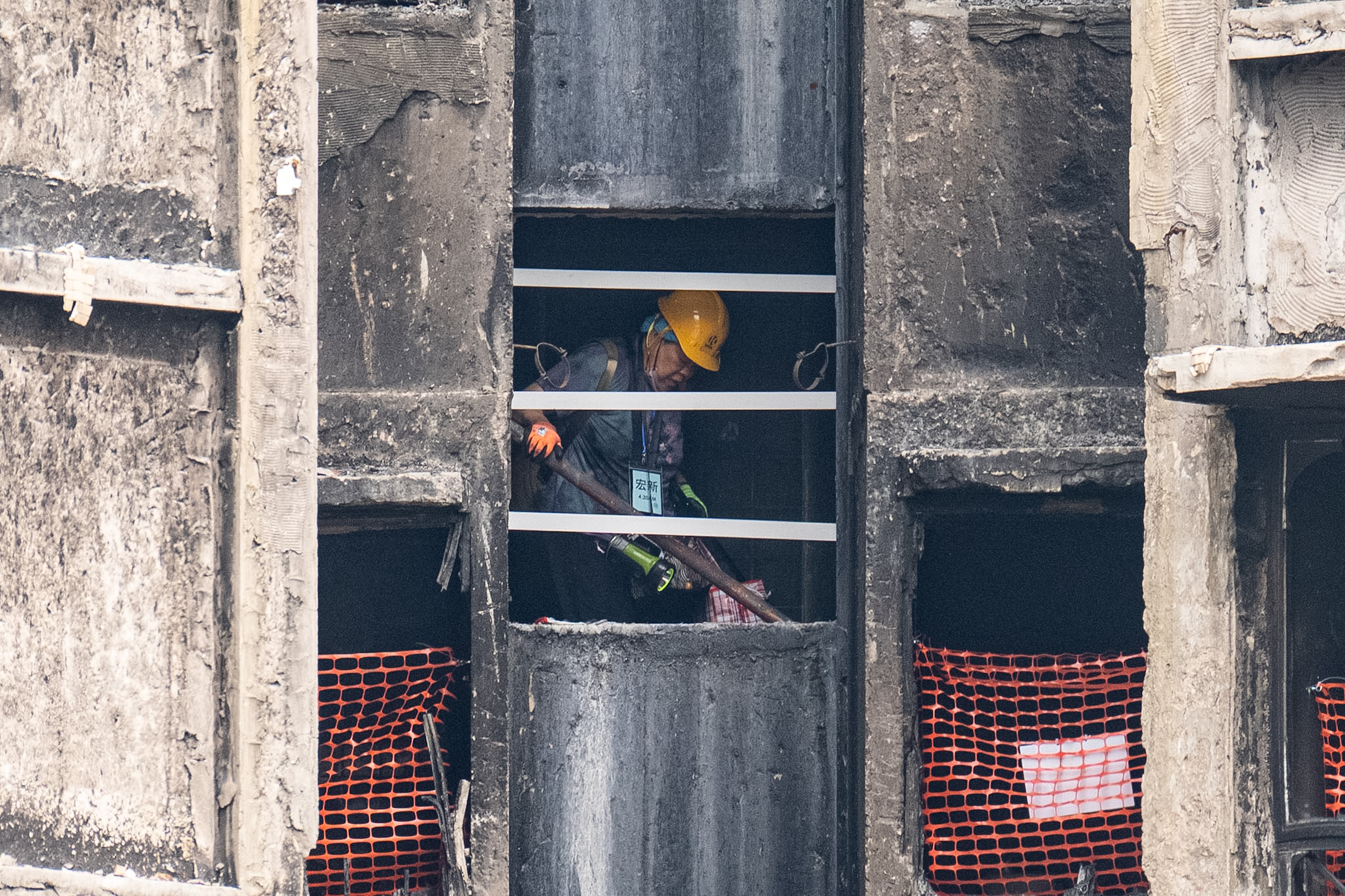 Incêndio mais letal de Hong Kong em décadas: moradores voltam para casa 5 meses após tragédia e encontram cenário de destruição