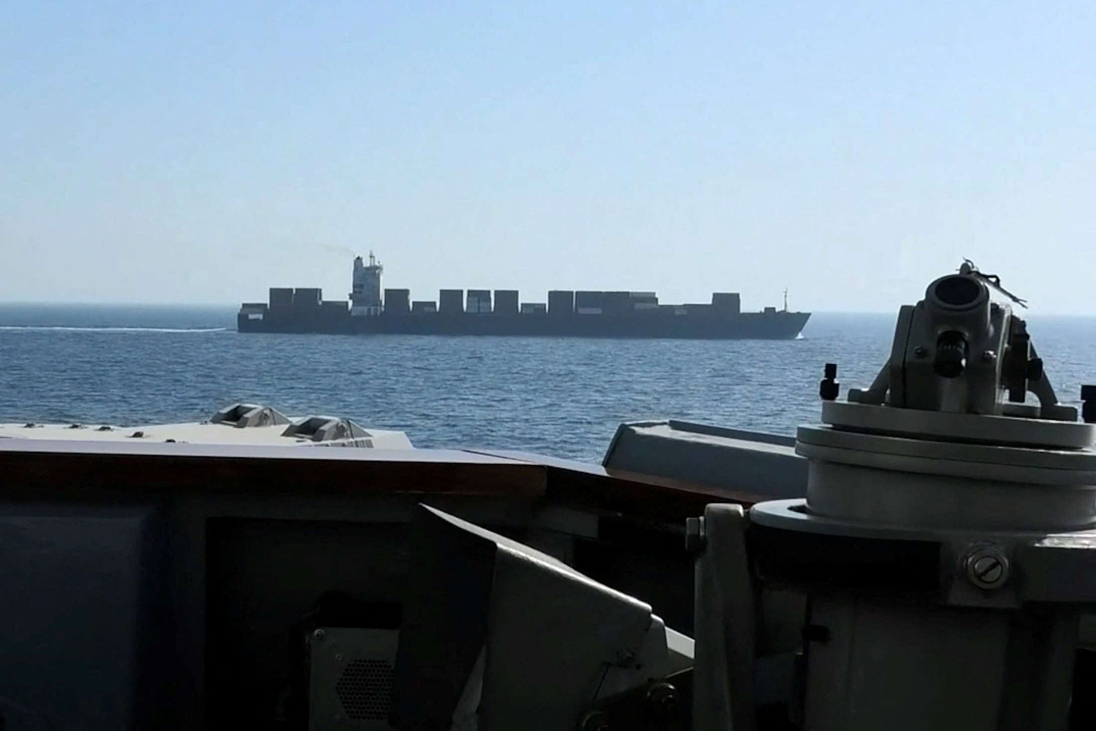 Militares americanos embarcam em navio iraniano interceptado ao tentar furar bloqueio naval; veja vídeo