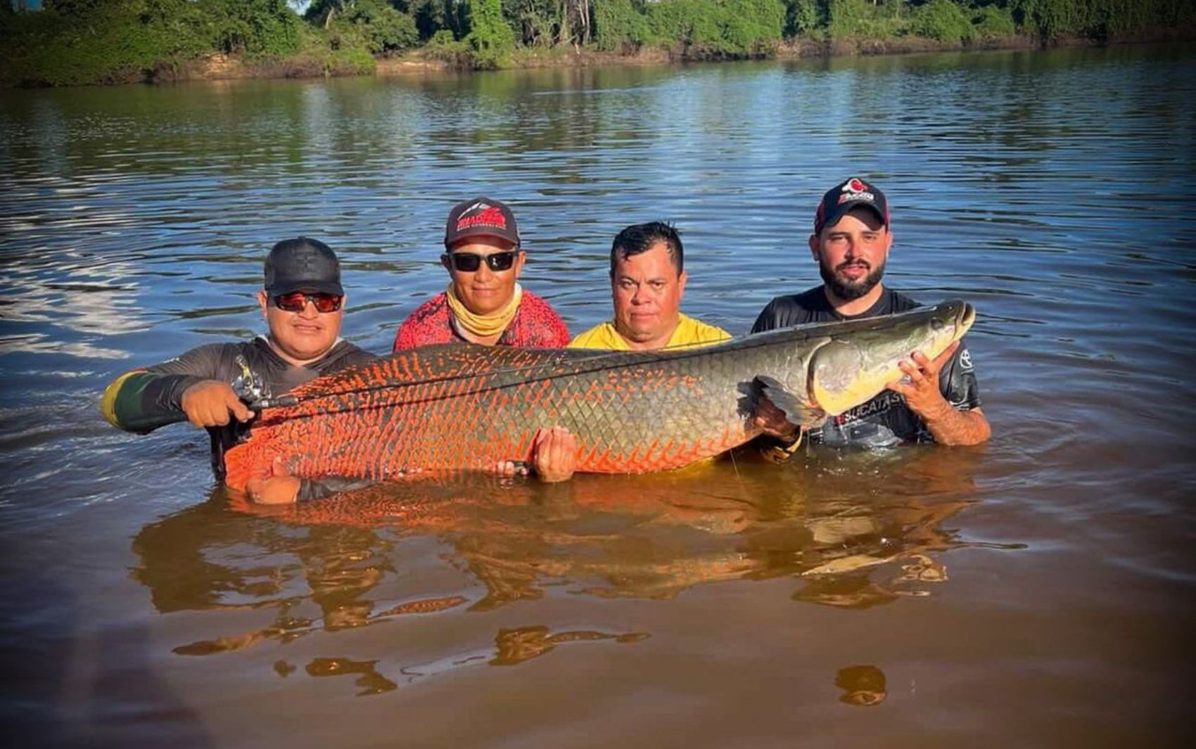 Guias ostentam peixe de 2,15 metros que não pode ser consumido e revelam cabeçada: 'Ninguém deu conta de segurar'