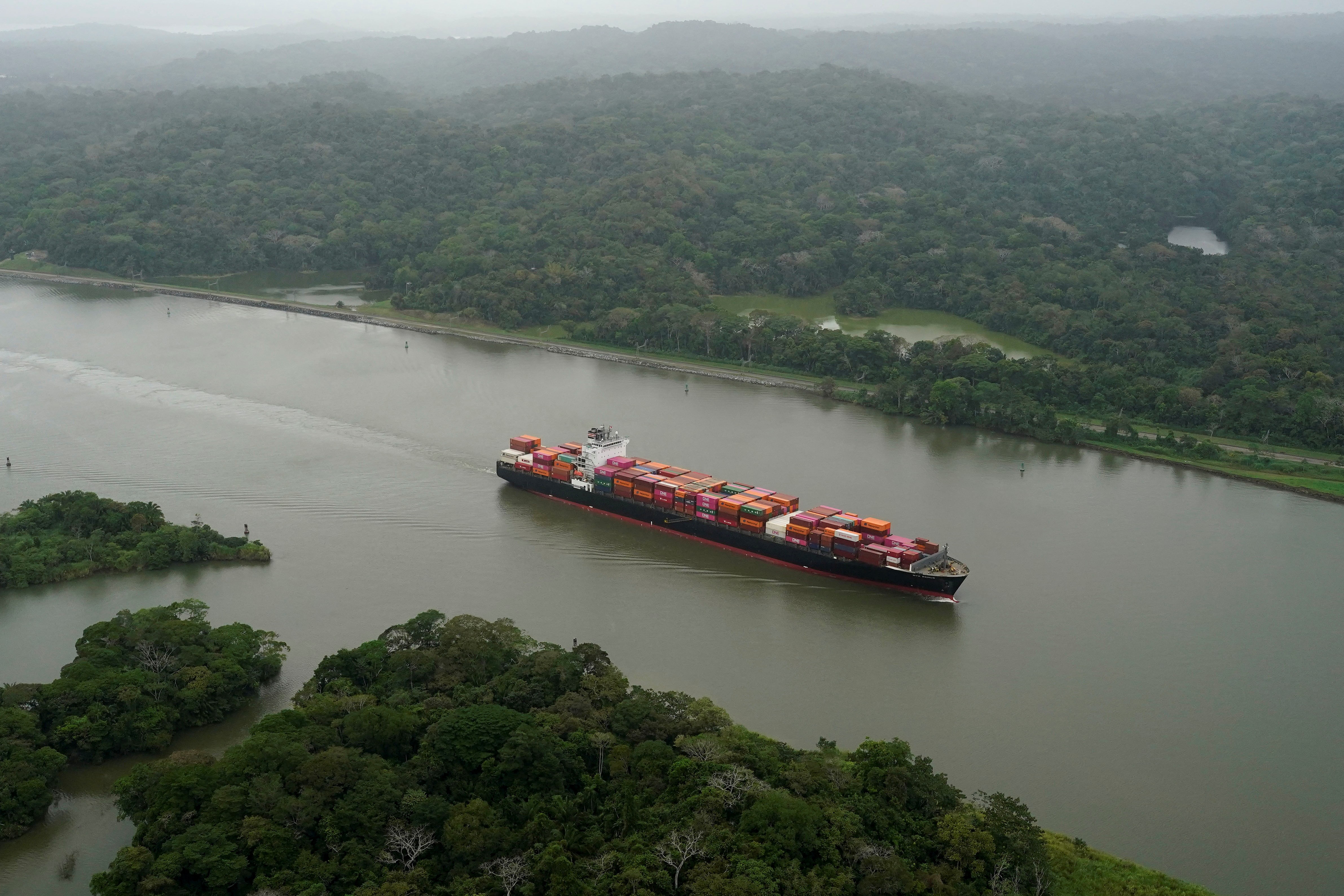 Bloqueio em Ormuz faz empresas gastarem até US$ 4 milhões no Canal do Panamá