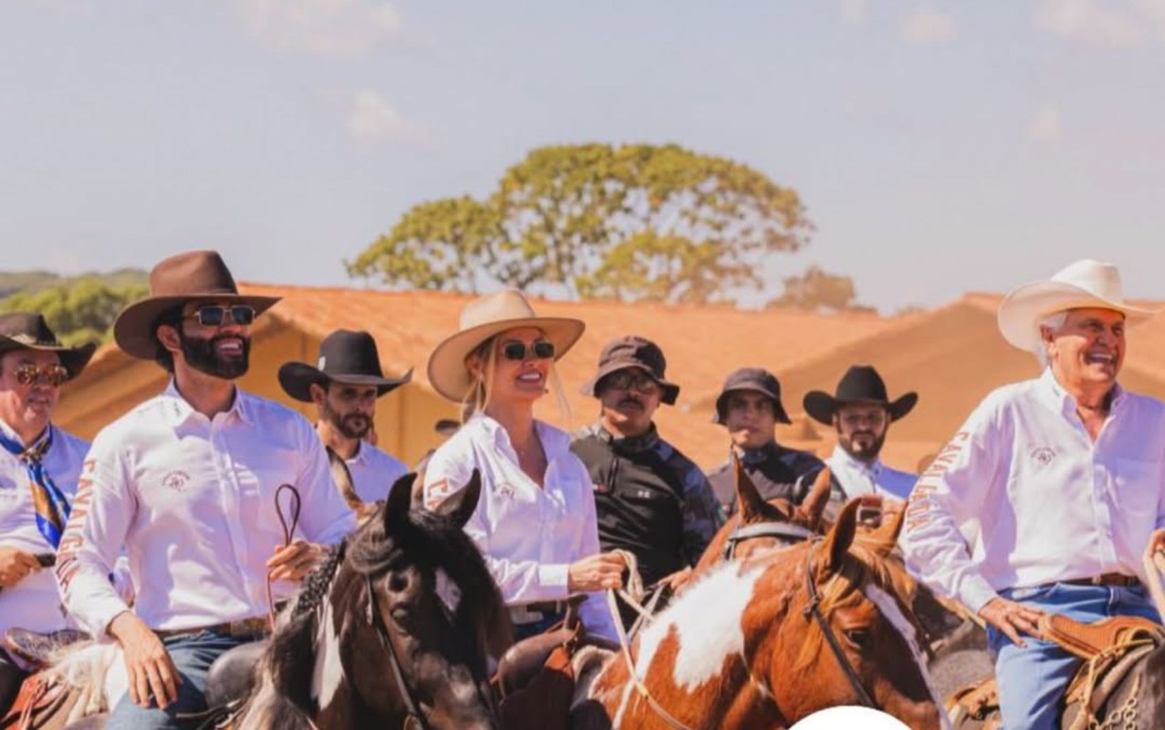 Gusttavo Lima promove cavalgada que reuniu autoridades e celebridades, em Goiás