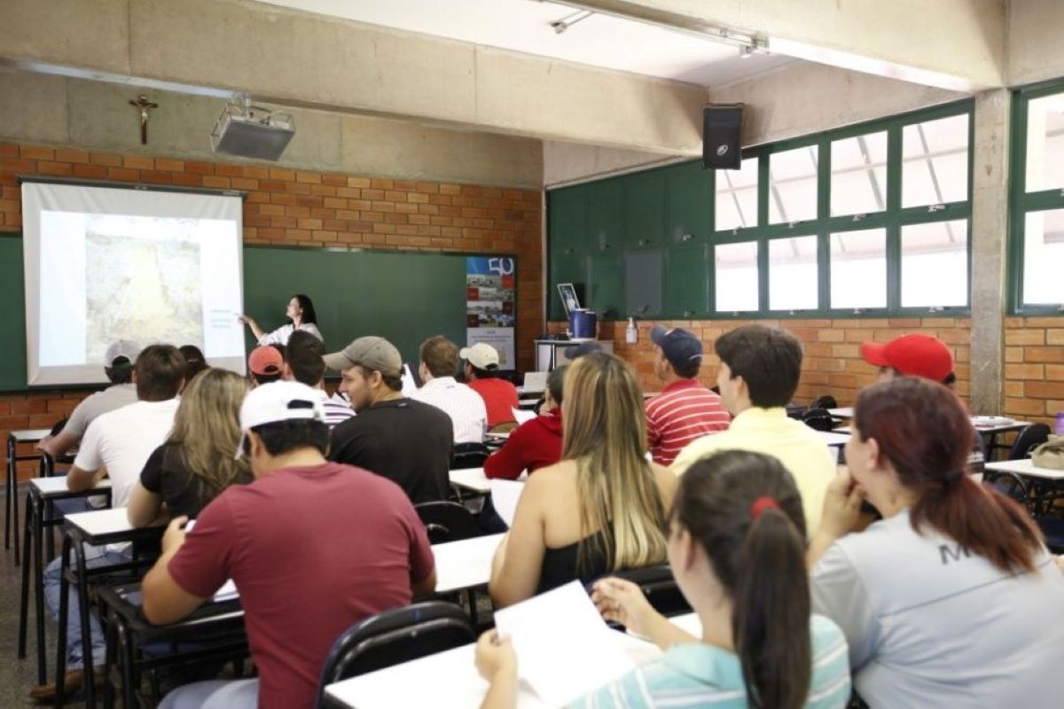 Apenas 10% dos jovens têm a graduação como primeira opção para o futuro, mostra pesquisa da Globo
