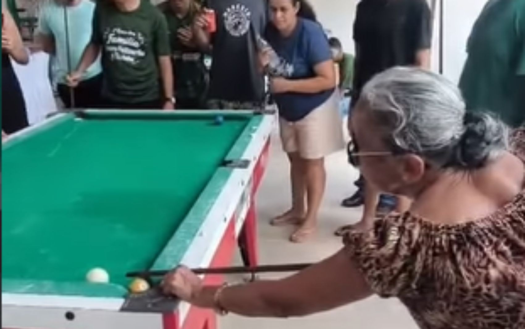 Vovó da sinuca impressiona com jogadas ao vencer filhos e netos em disputa: ‘Essa tem o dom’