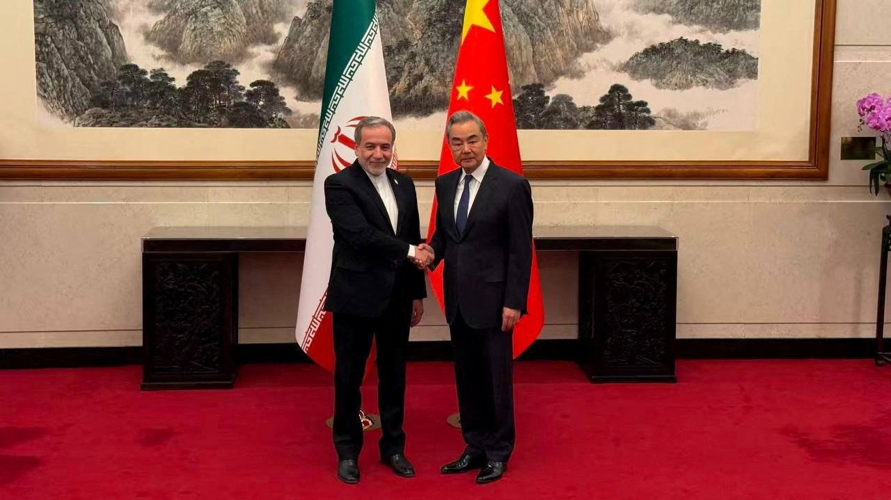 China pede cessar-fogo 'completo' na guerra e que EUA e Irã reabram Ormuz 'o mais rápido possível'