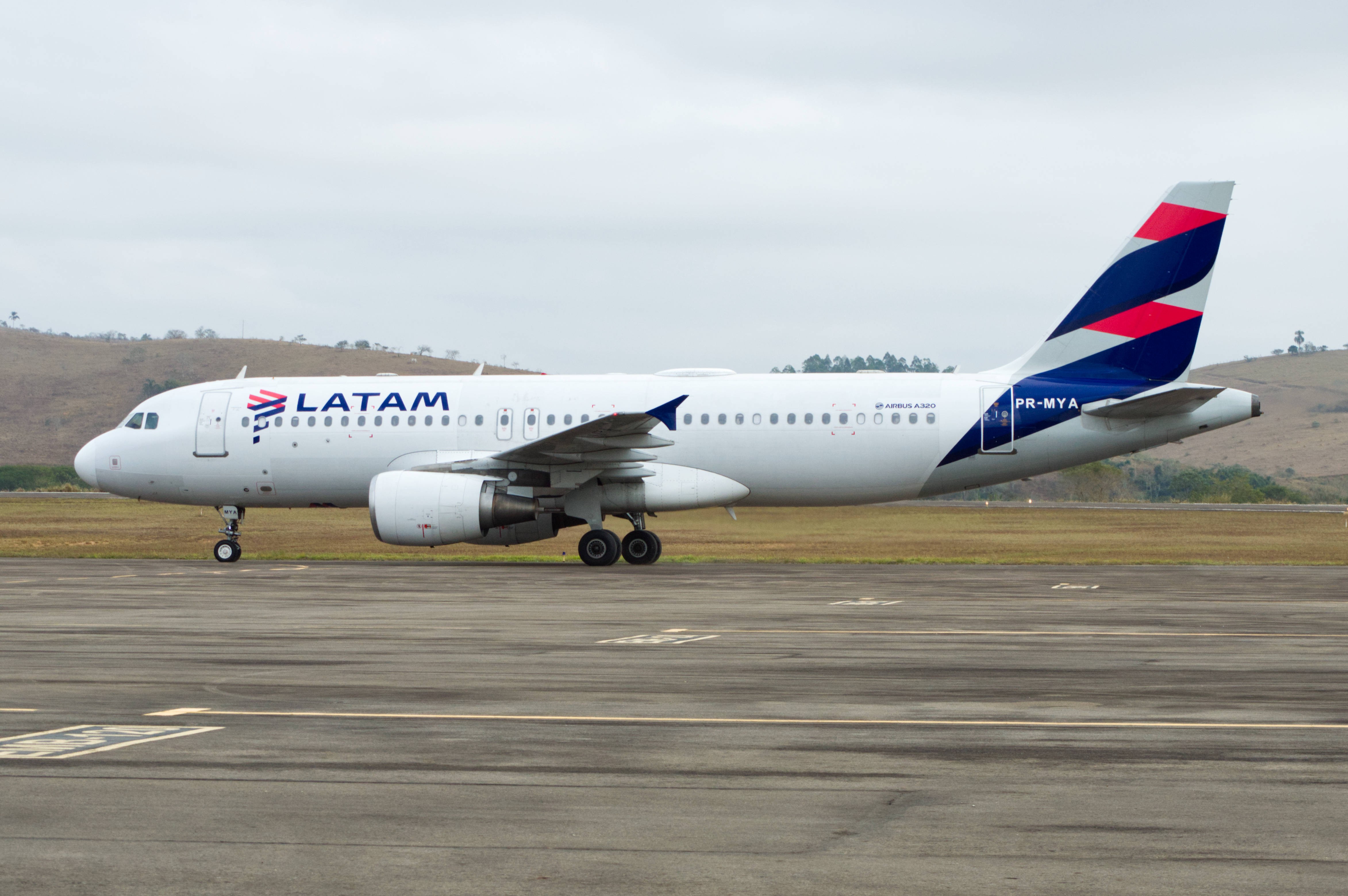 Latam reduz voos no Brasil e vê impacto de até US$ 700 milhões com combustível