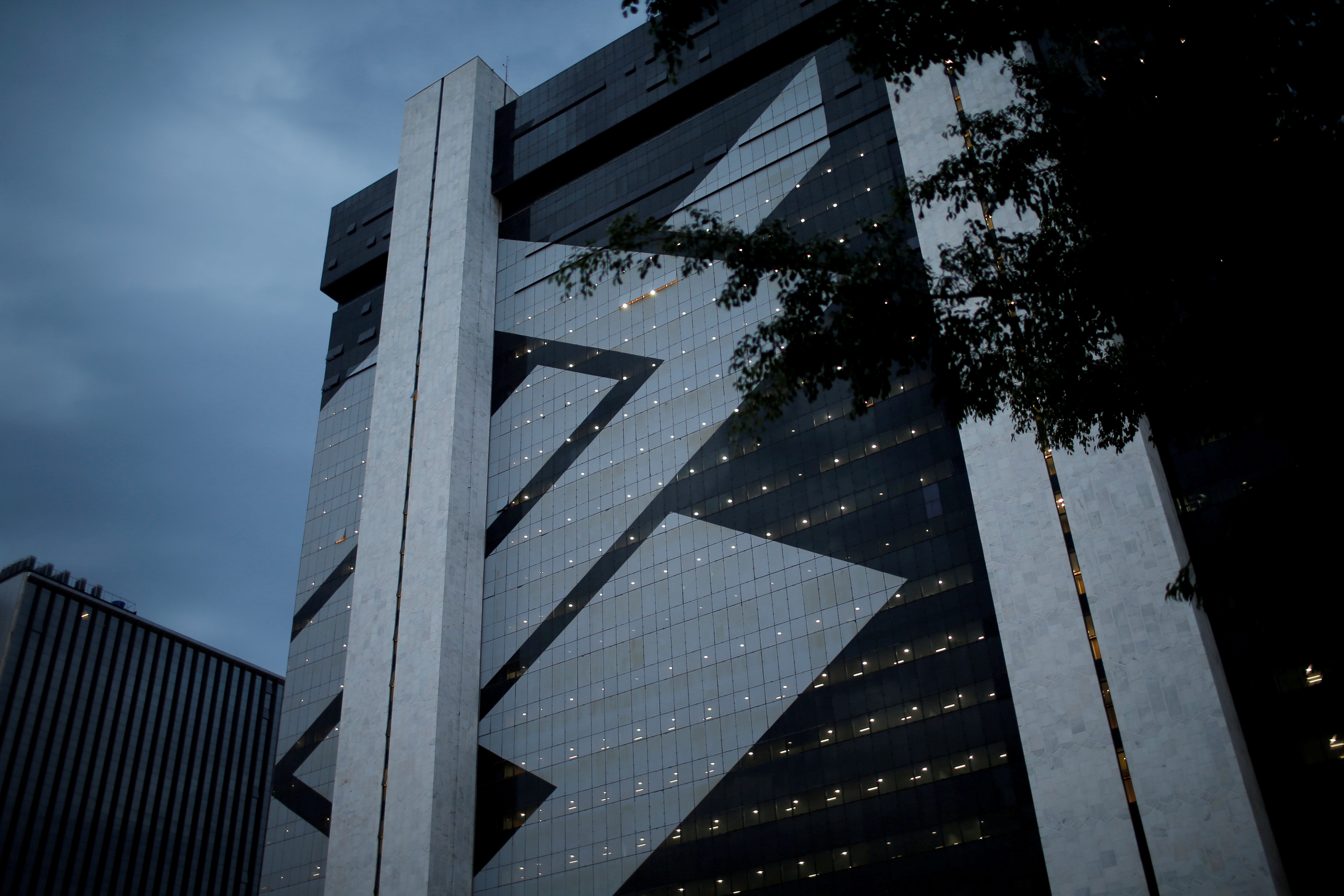 Banco do Brasil corta previsão de lucro para 2026 após queda de mais de 50% no 1º trimestre