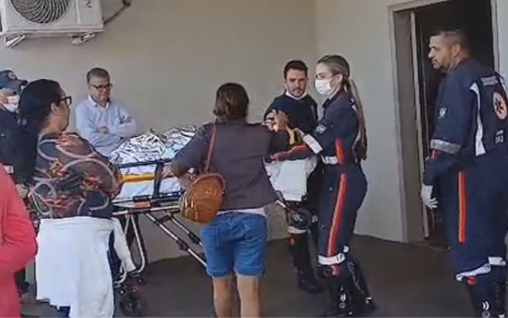 Mãe se emociona ao ver filha ser resgatada mais de 30 horas após acidente em lago que deixou três mortos; vídeo