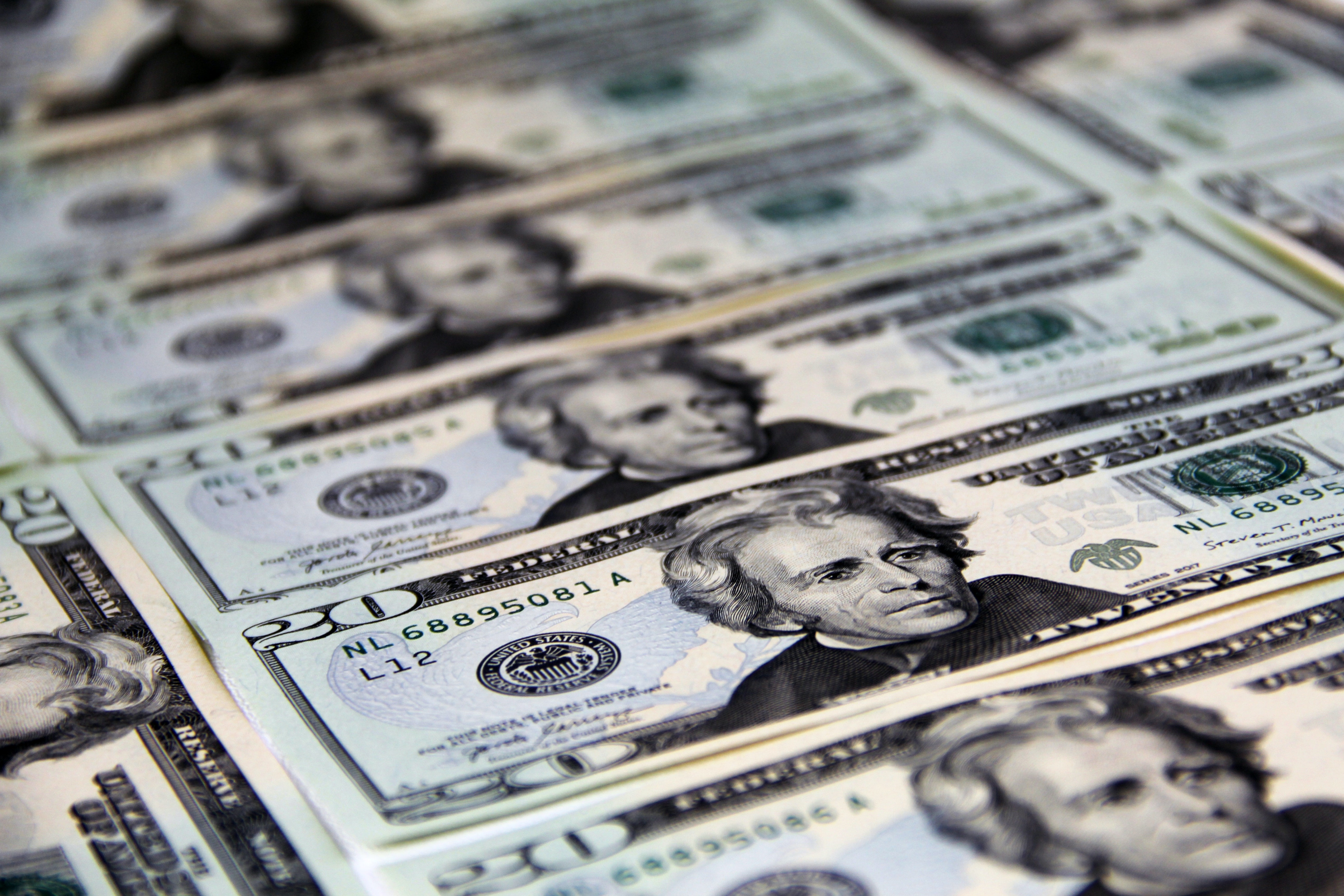 Dólar e Ibovespa caem com petróleo e cenário político no radar