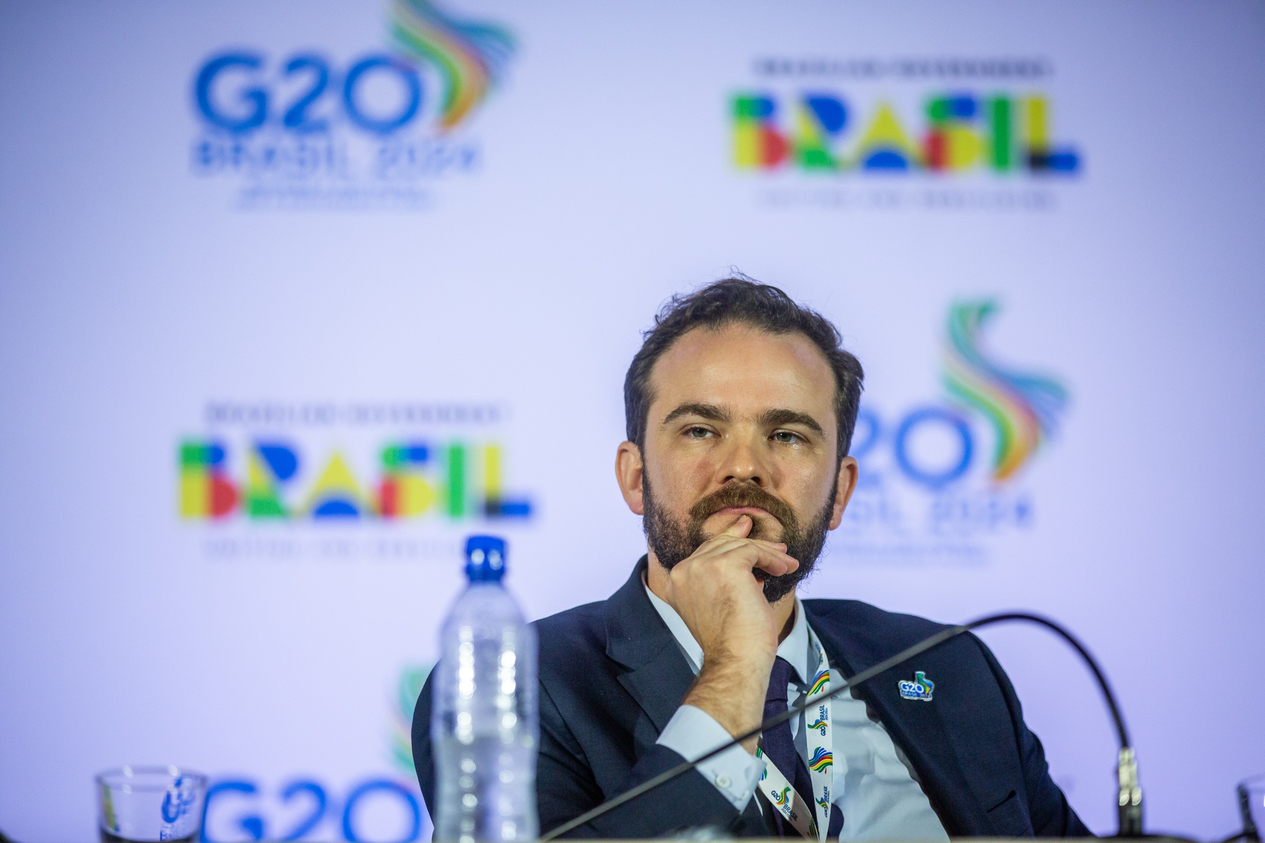 Em Paris, ministro da Fazenda faz 'chamada' por investimentos estrangeiros e diz que Brasil está 'barato'