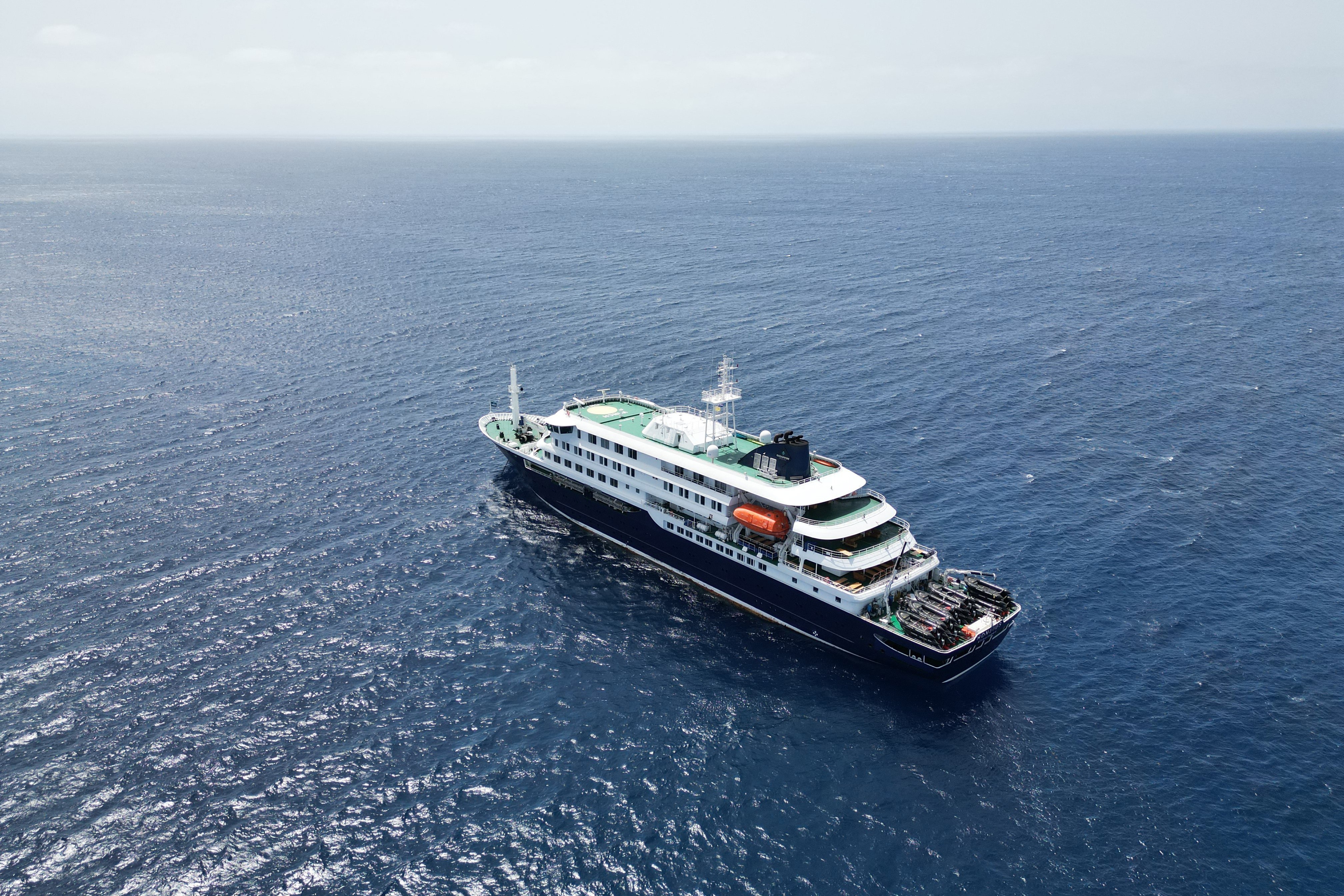 Hantavírus: após surto, navio MV Hondius chega ao porto de Roterdã, na Holanda