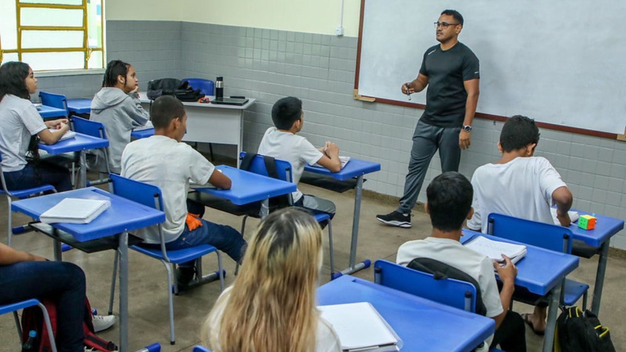 65% dos participantes da Prova Nacional Docente 2025 são proficientes; matemática tem desempenho mais baixo