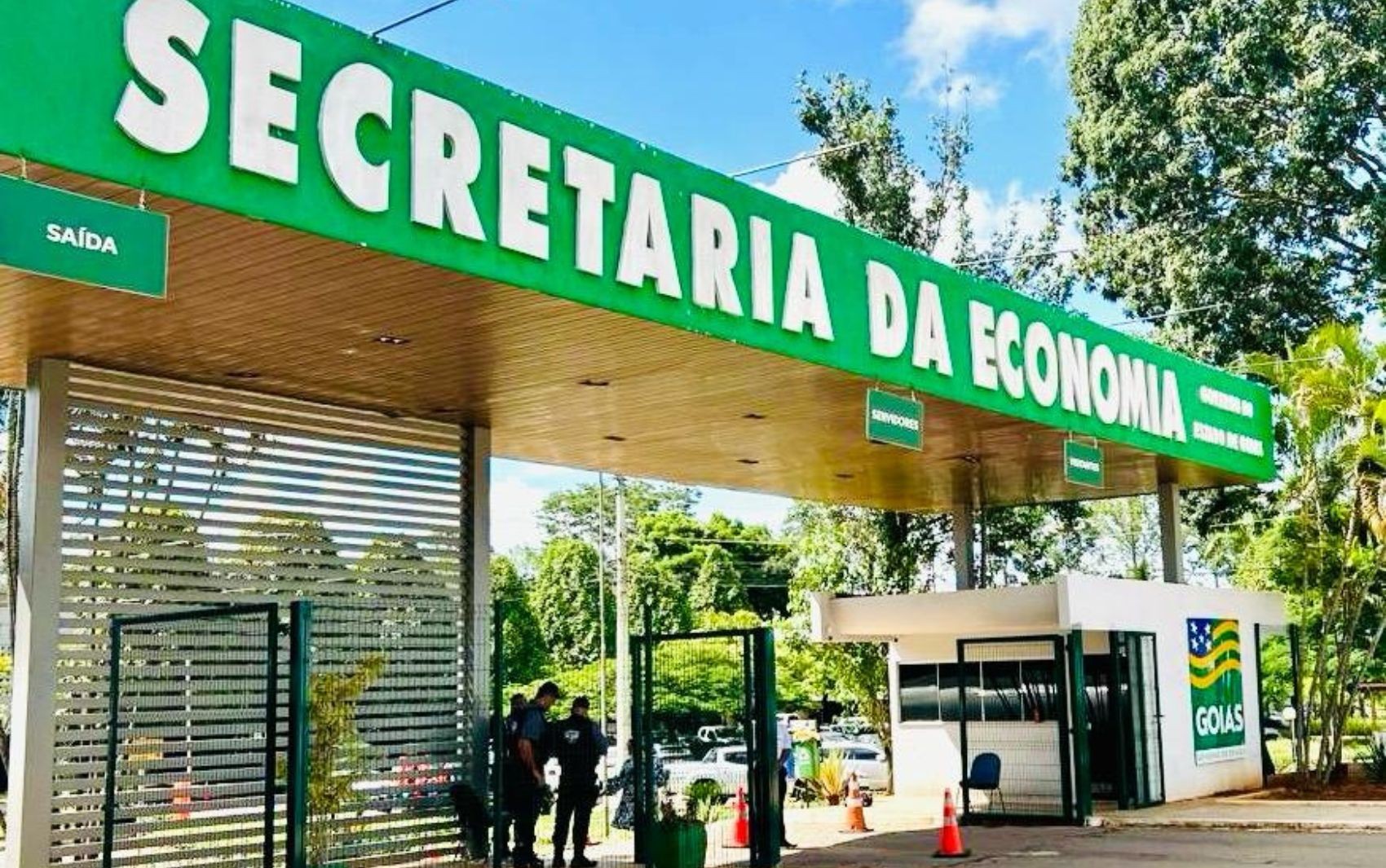 Candidato é preso suspeito de fotografar prova de concurso de auditor fiscal e receber respostas do ChatGPT pelo celular, em Goiás