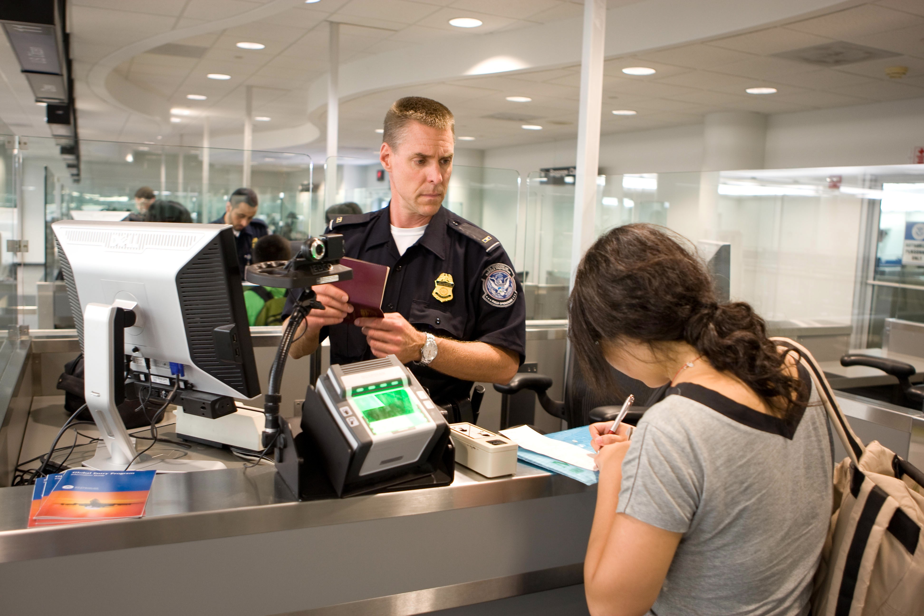 Green card: entenda ponto a ponto a ordem do governo Trump para restringir pedidos feitos nos EUA
