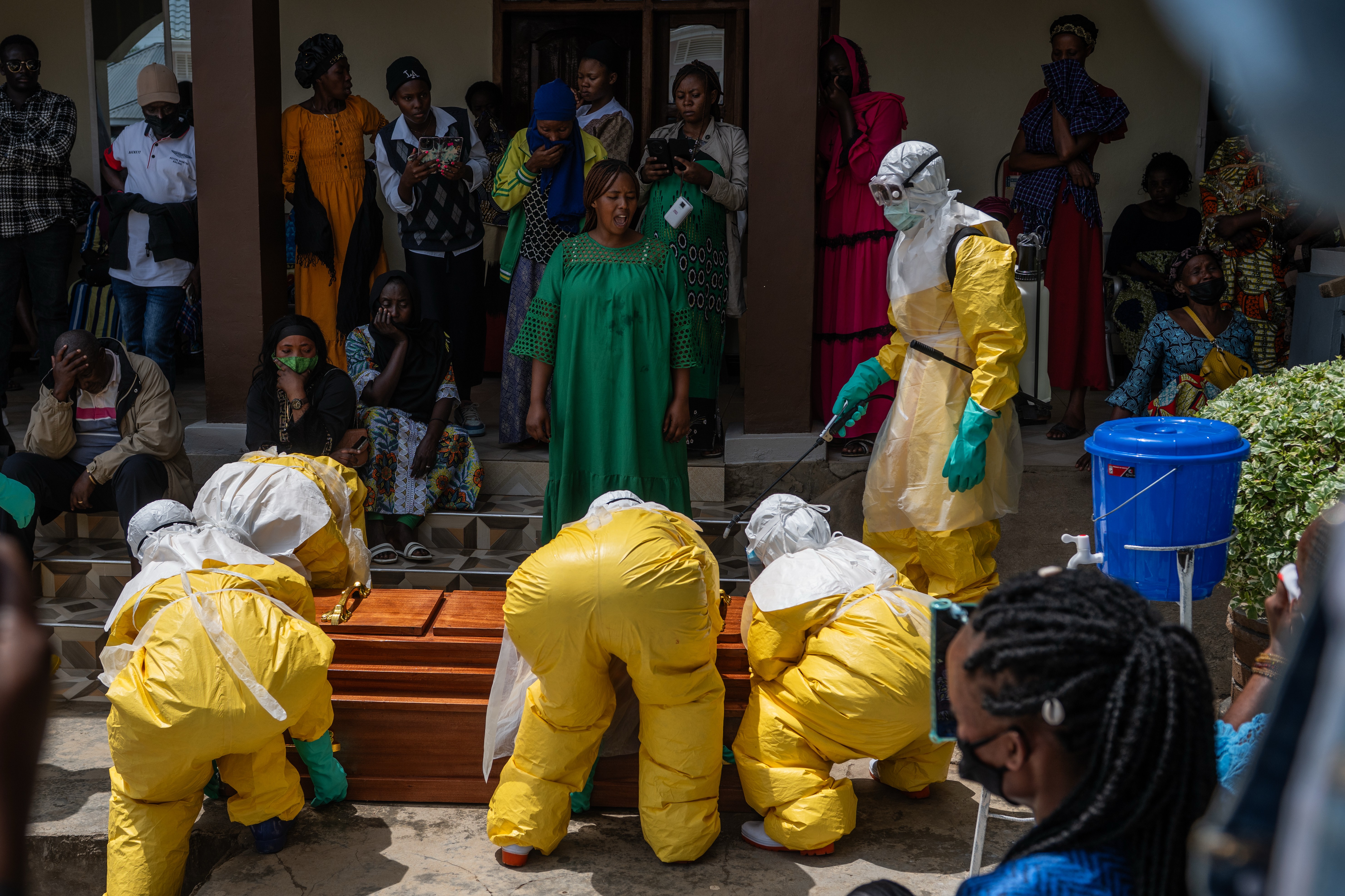 OMS pede cessar-fogo no Congo para conter avanço do ebola em meio à guerra; Uganda fecha fronteira com país