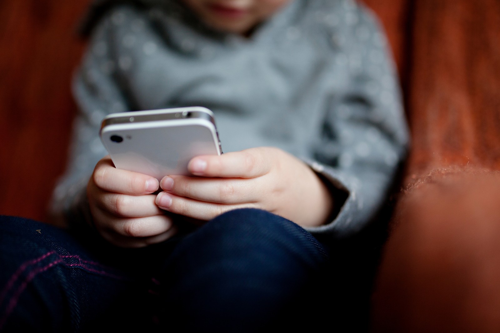 ONU alerta que proteção de crianças e adolescentes no ambiente digital é prioridade urgente e que limitar idade não basta