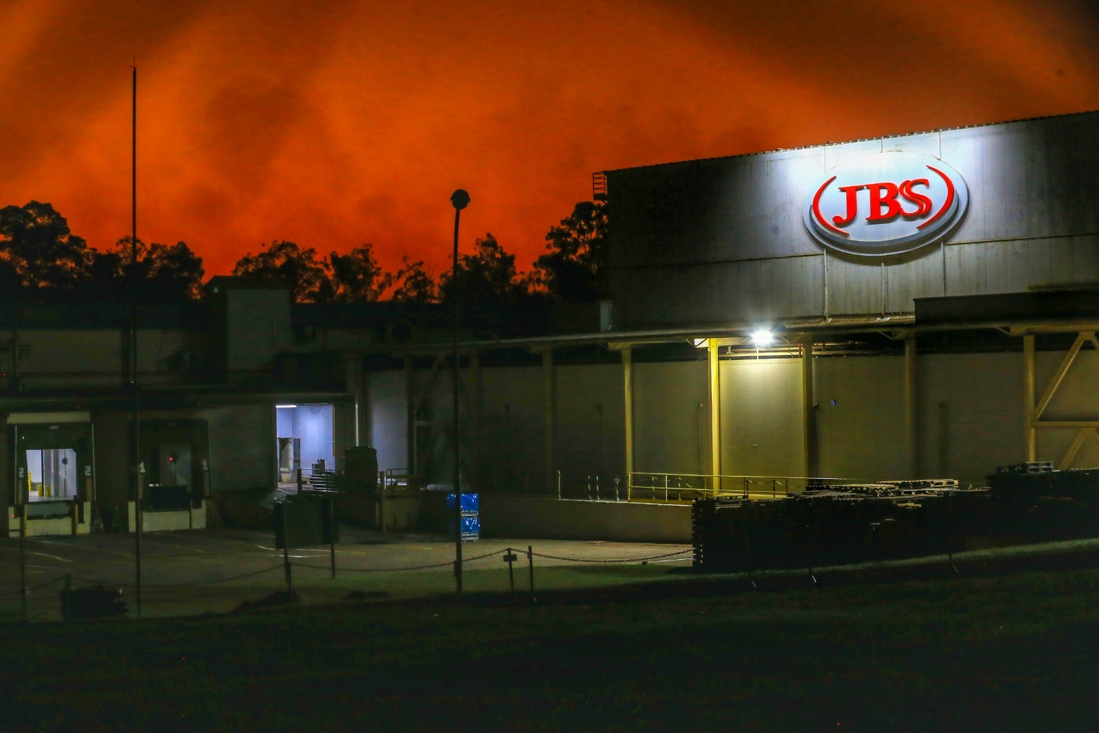 JBS abre mais de 200 vagas de emprego em Goiás; veja cidades e como se candidatar