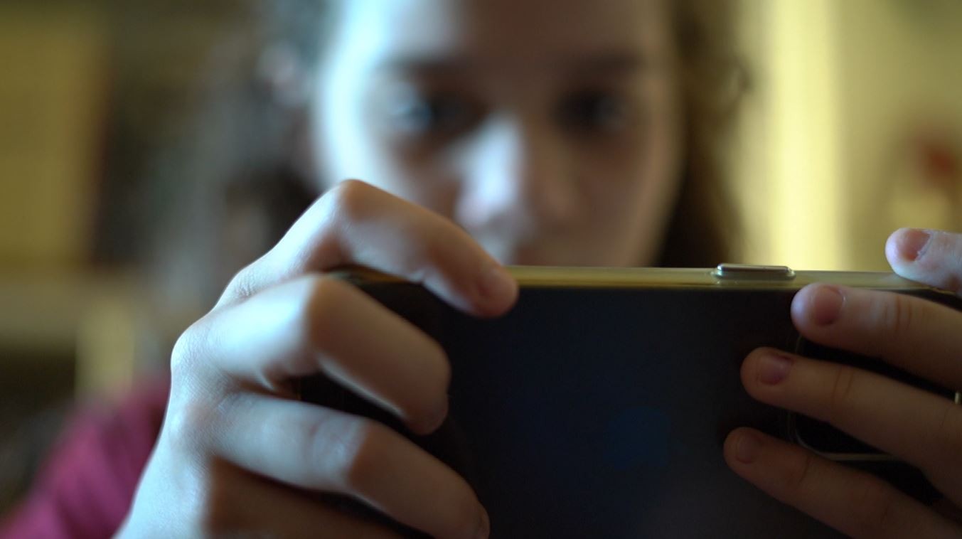 Suécia pede que pais não usem o celular ao lado dos filhos