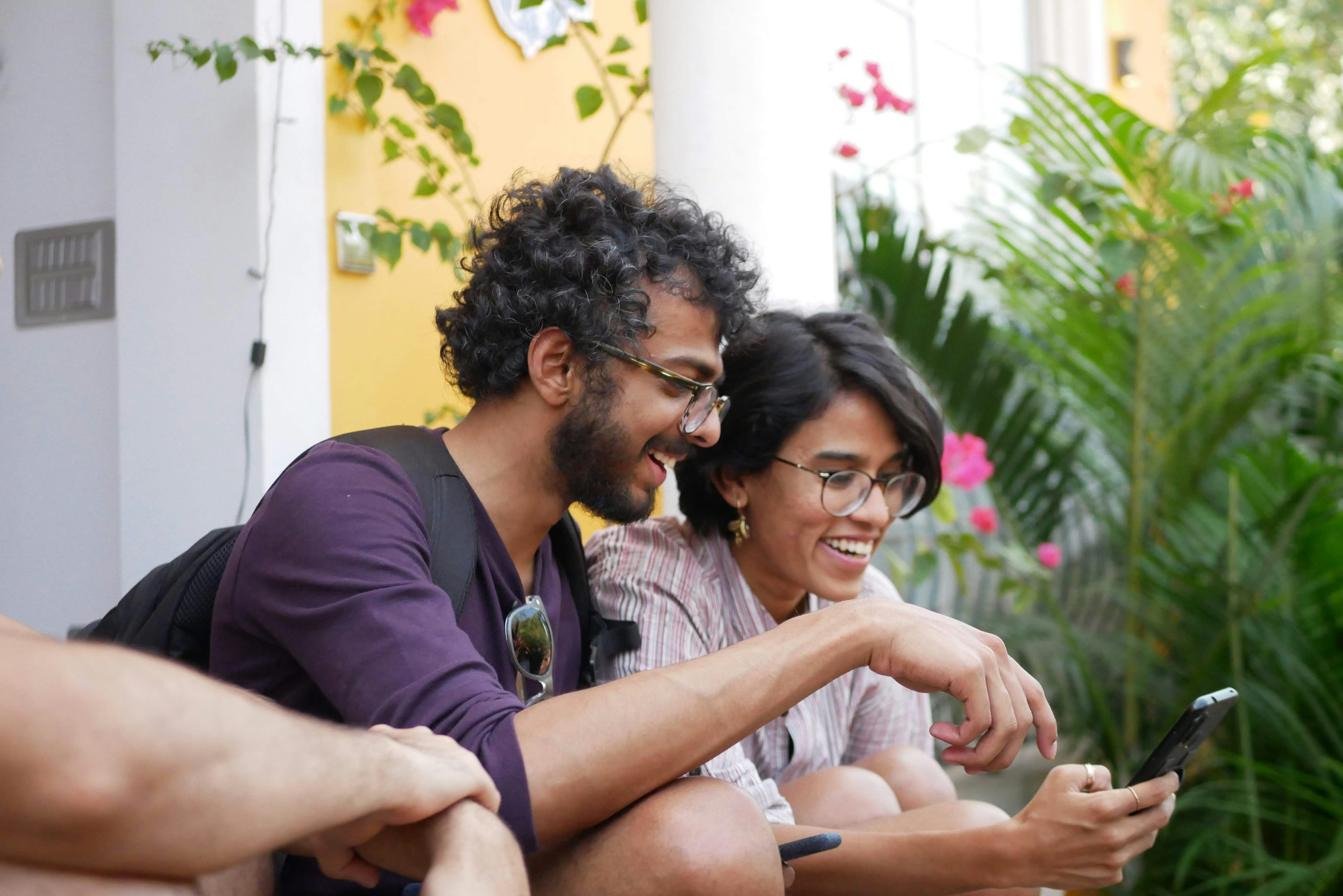 Mais celular, menos sexo? Estudos ligam smartphones à queda de nascimentos