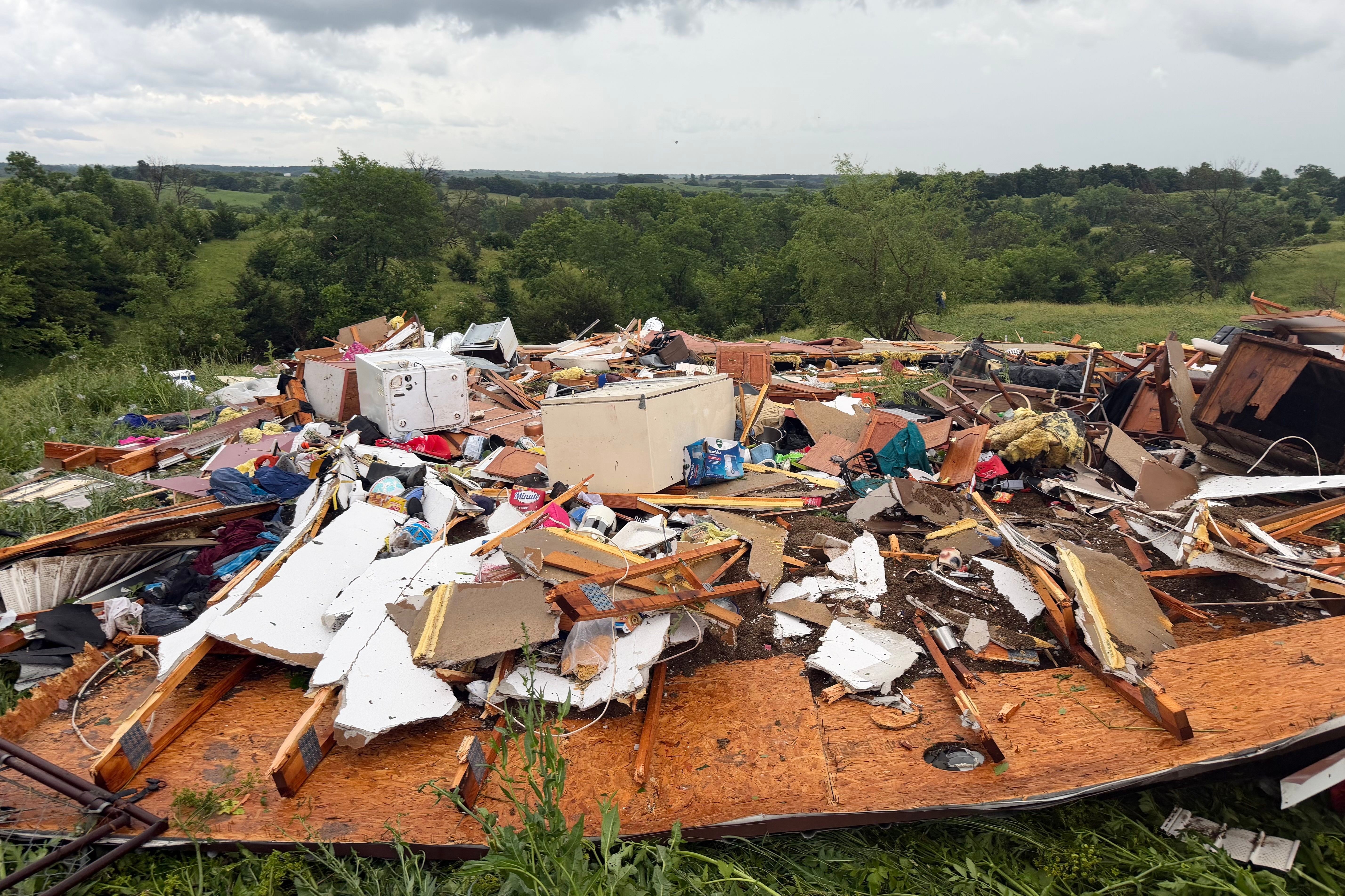 Tornados destroem casas e postes nos arredores de Chicago, nos EUA