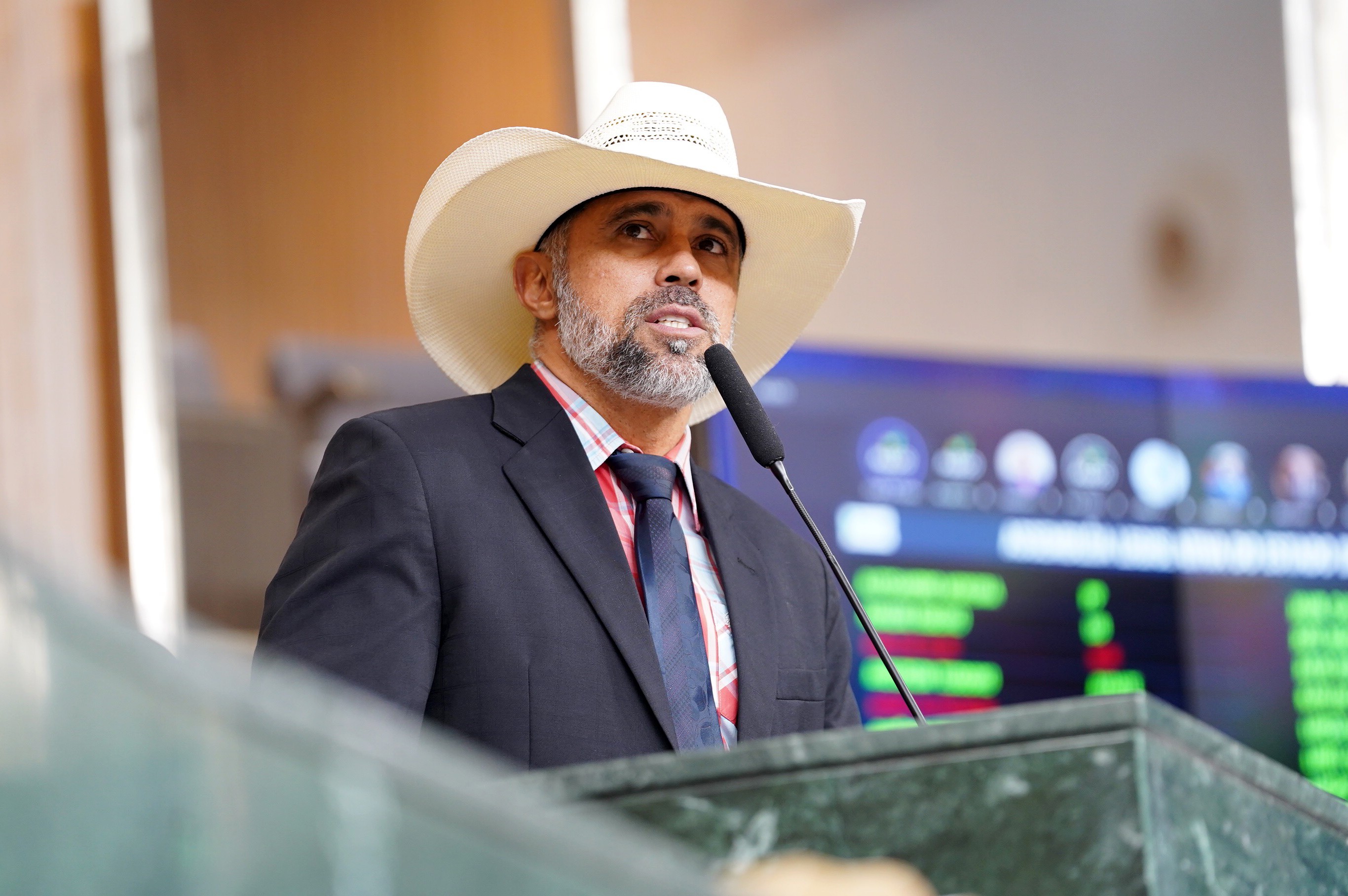 Deputado do PL, Amauri Ribeiro é suspenso por 30 dias de falar na Tribuna após discussão com Bia de Lima, do PT, por ela ter declarado que gostava de namorar jovens