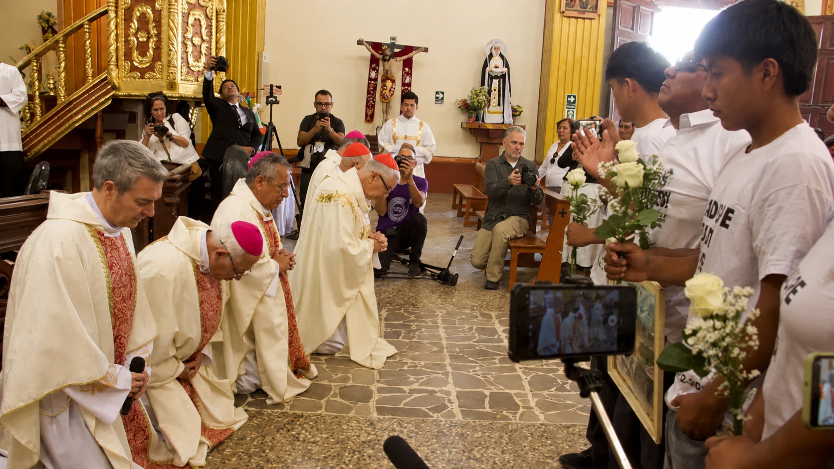 As desculpas de joelho que o Vaticano fez a povoado no Peru: 'Fizeram o que queriam conosco porque somos pobres'