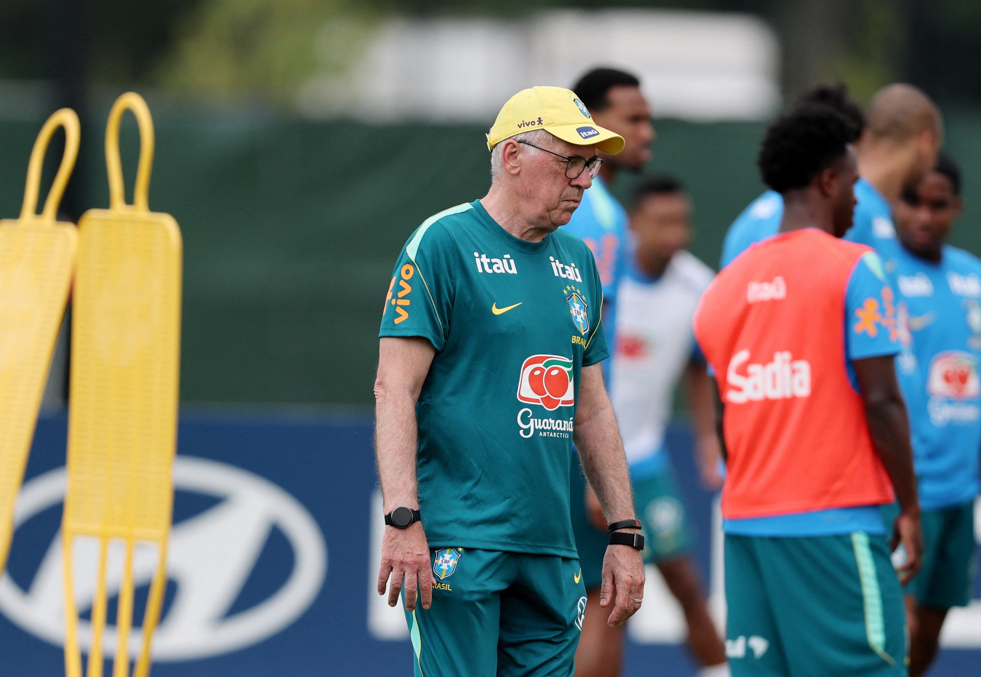 Gomas de marcar de Ancelotti: hábito faz bem ou mal? Entenda os benefícios, riscos e cuidados