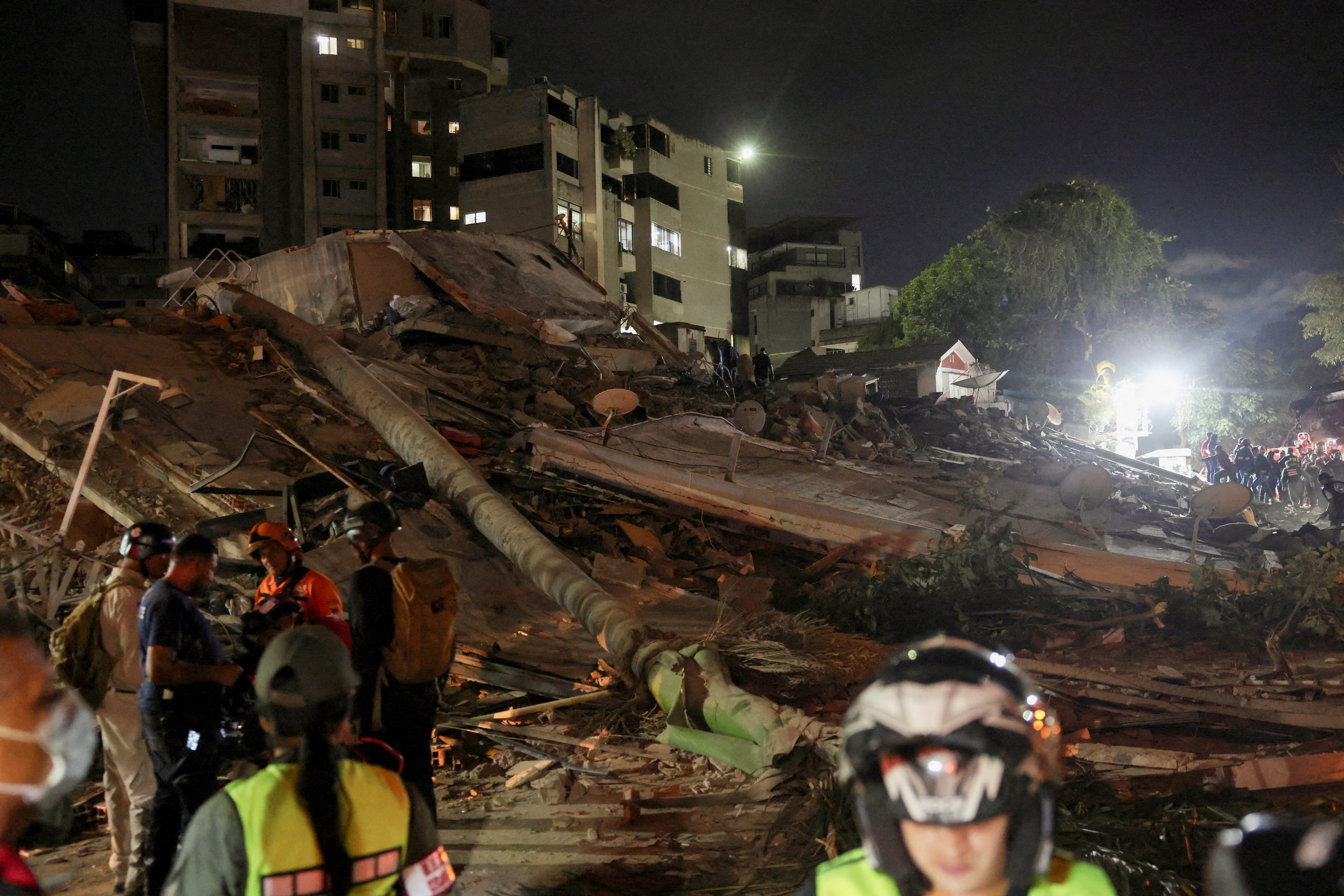 Venezuela busca vítimas soterradas de terremoto que já matou 164; VÍDEO mostra comemoração com resgates