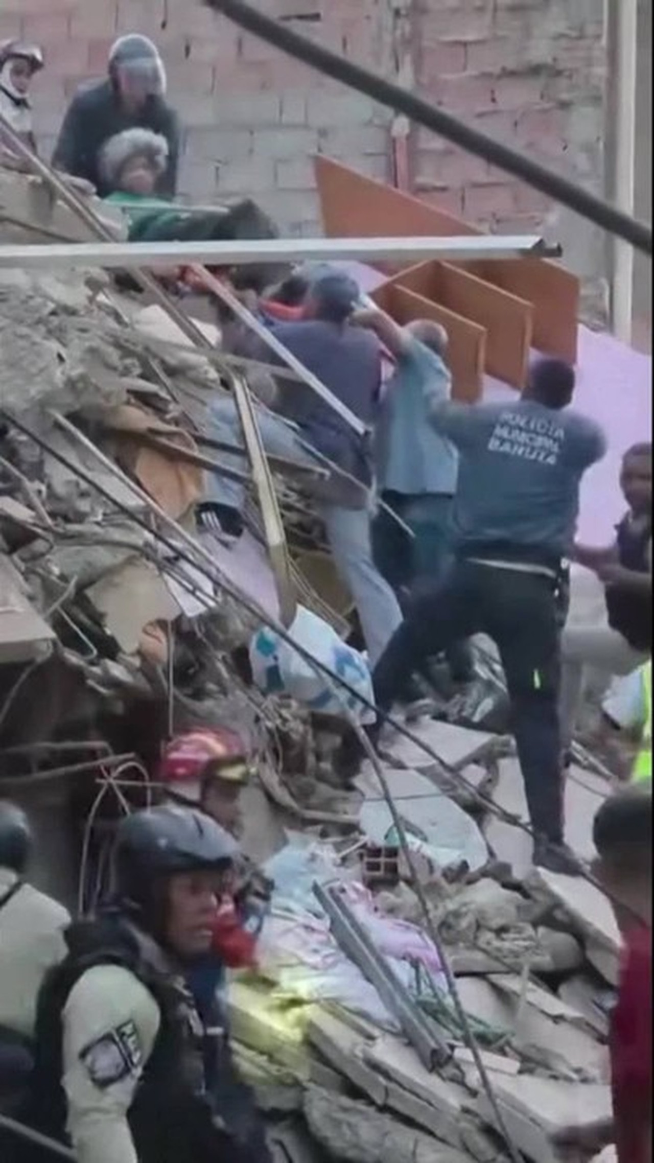 'Irmã, pensei que fôssemos morrer': as horas de caos e angústia vividas por jornalista da BBC até achar a família após terremotos na Venezuela